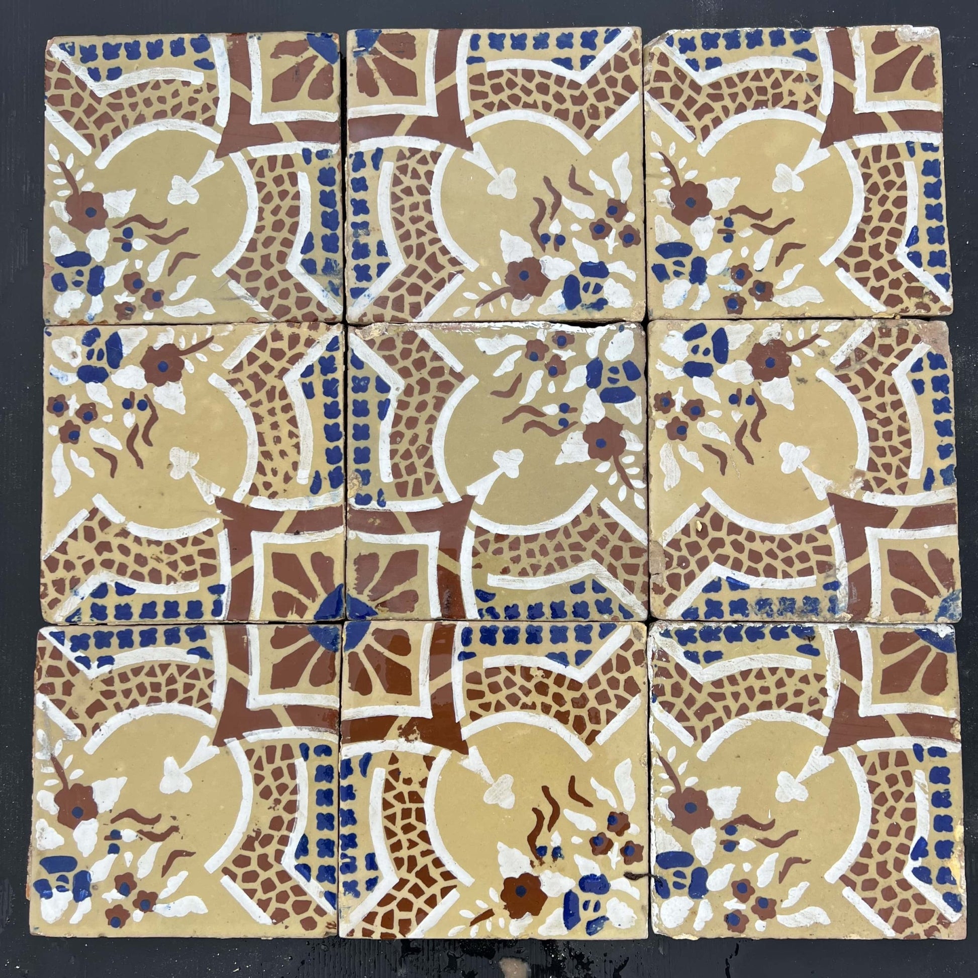 Maioliche antiche beige