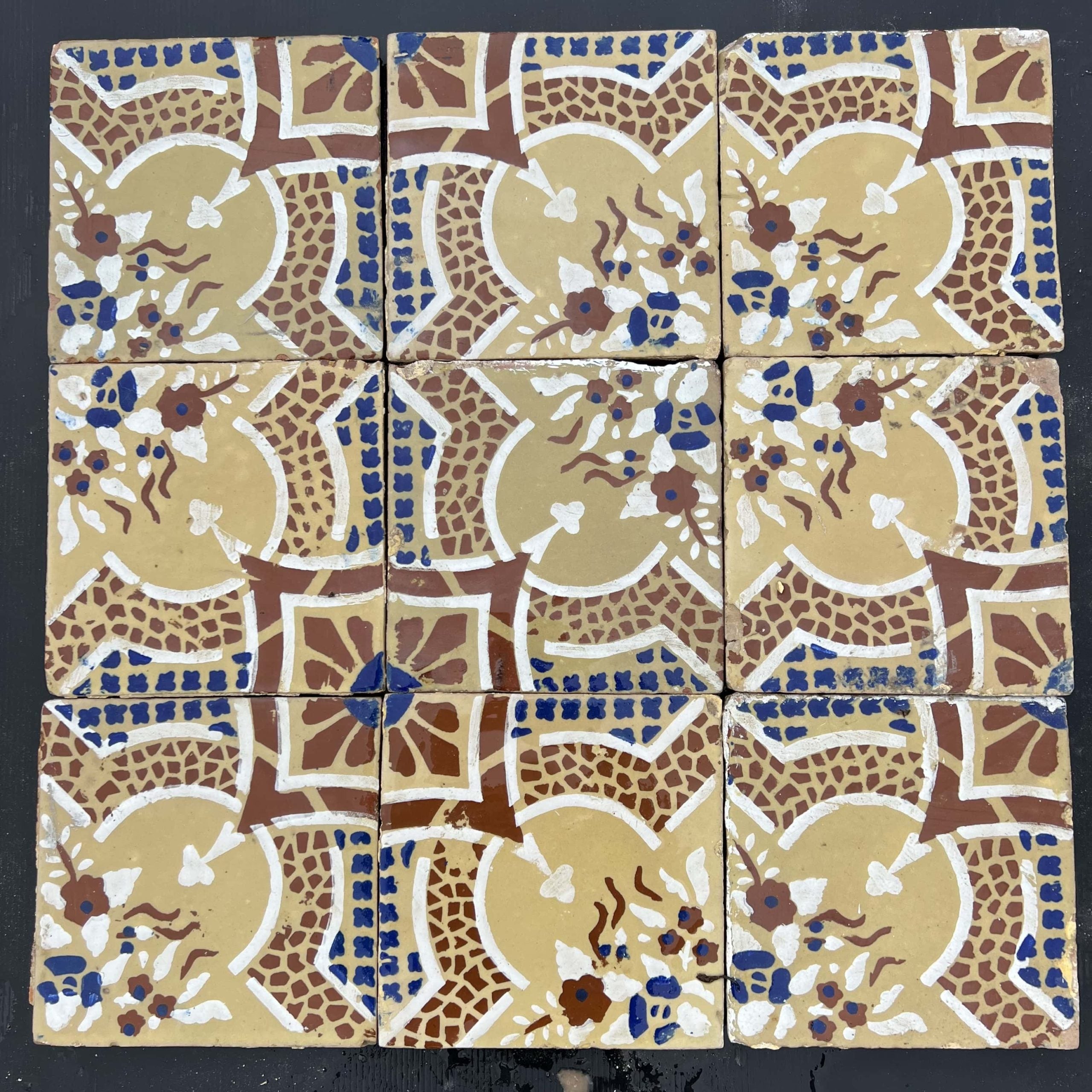 Maioliche antiche beige