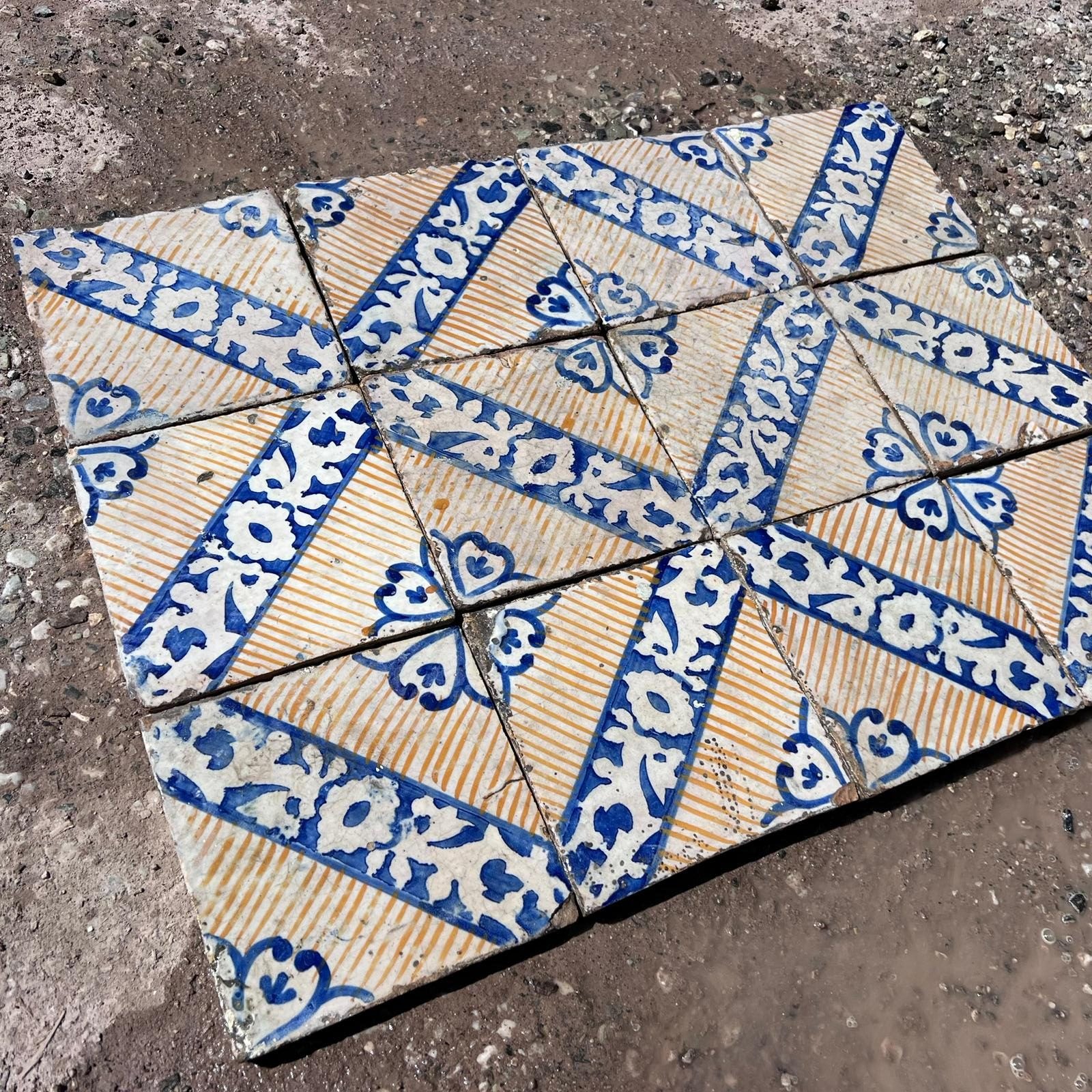 Maioliche antiche colorate gialle e blu 