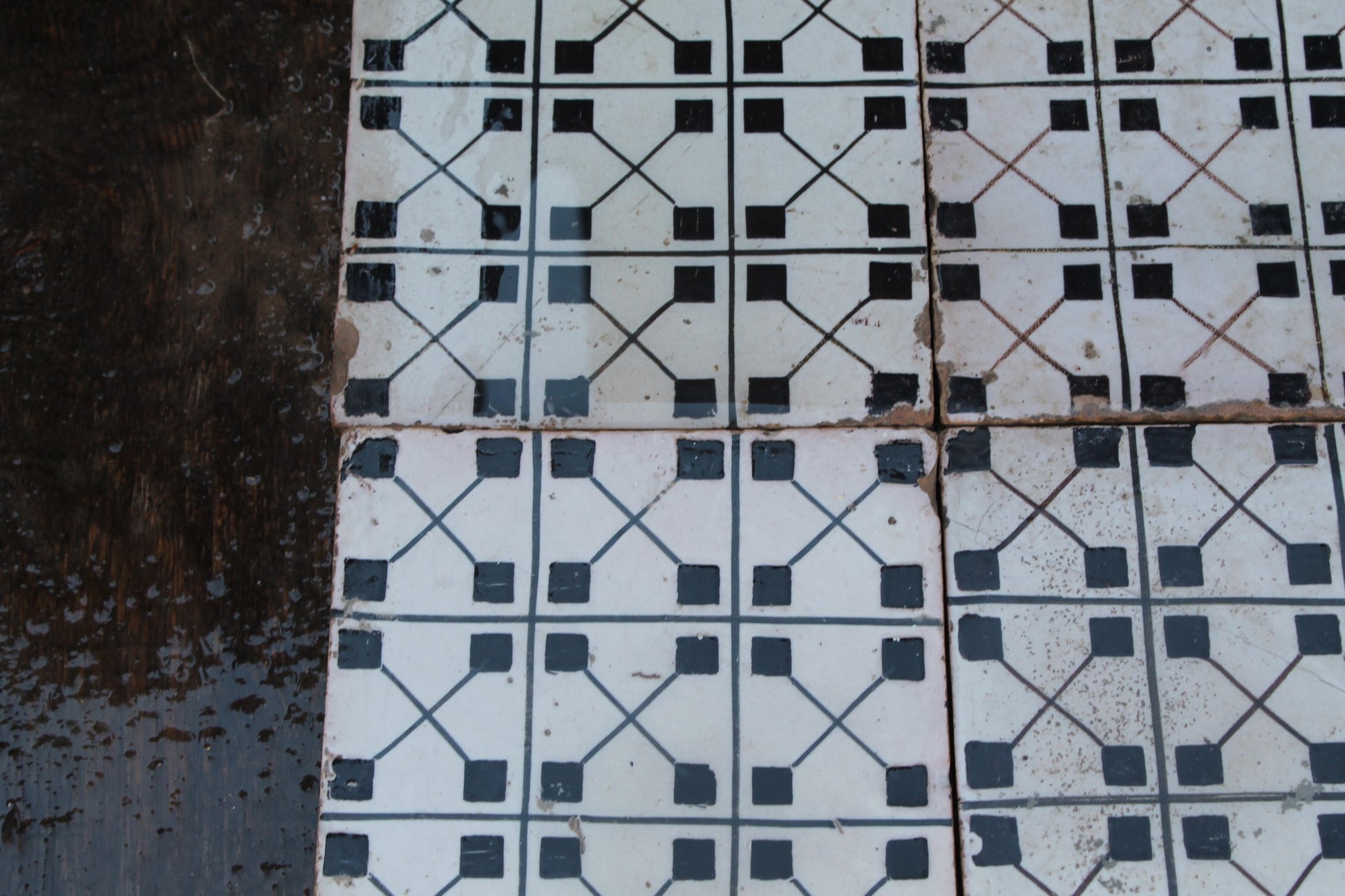 Maioliche bianche con disegno geometrico 