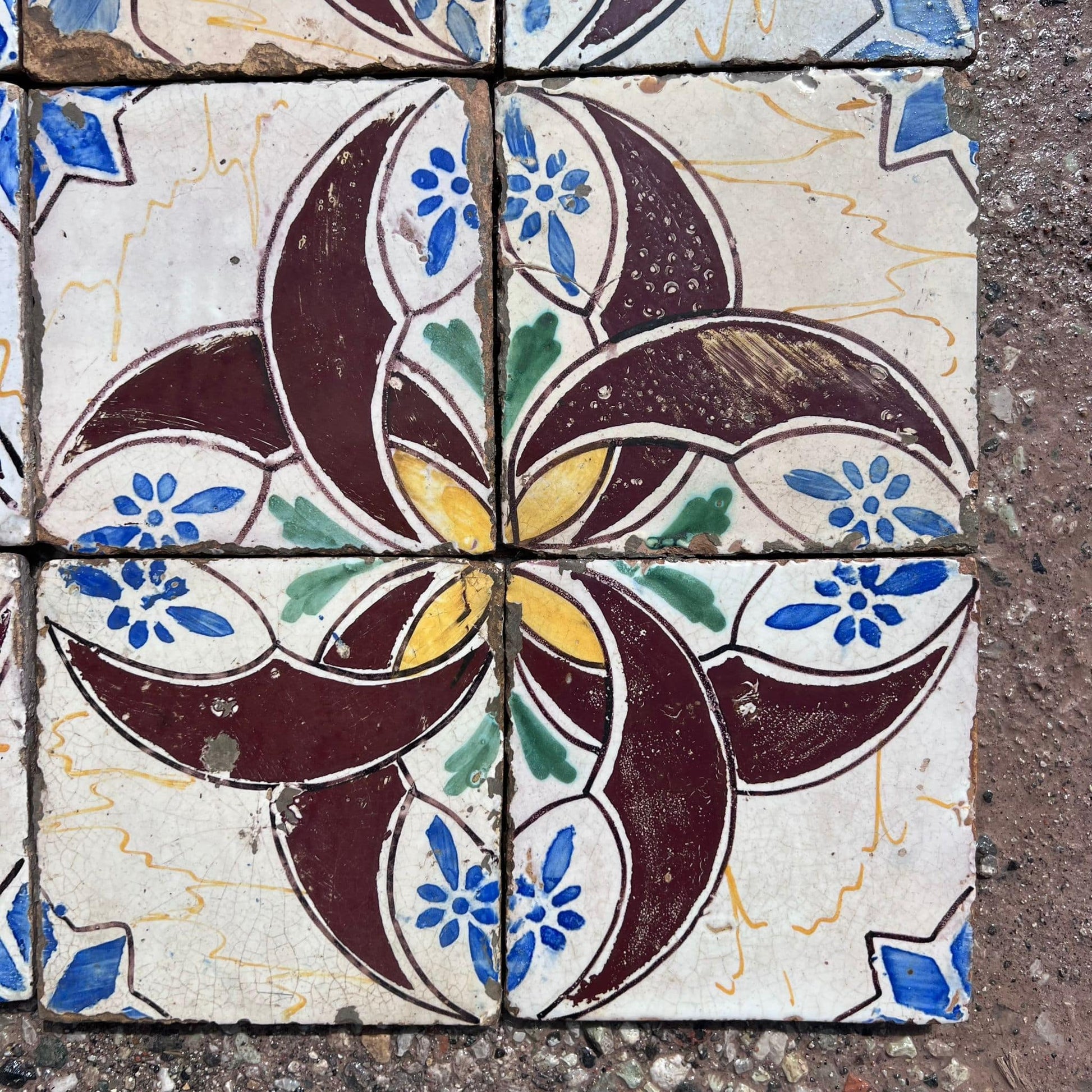 Maioliche bianche e colorate 