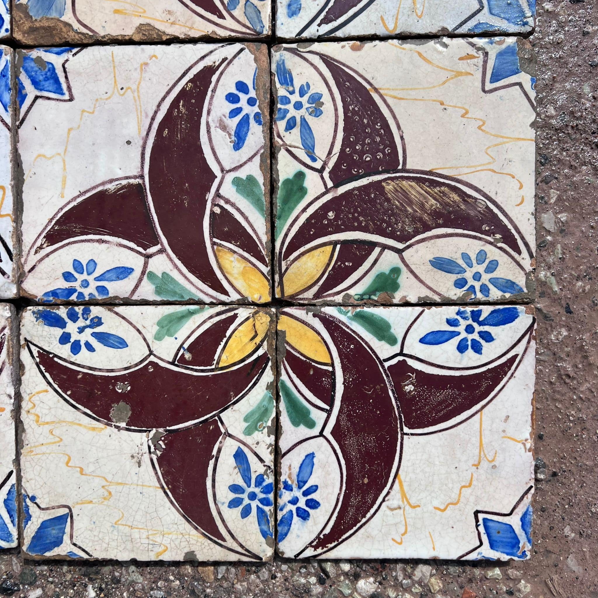 Maioliche bianche e colorate 