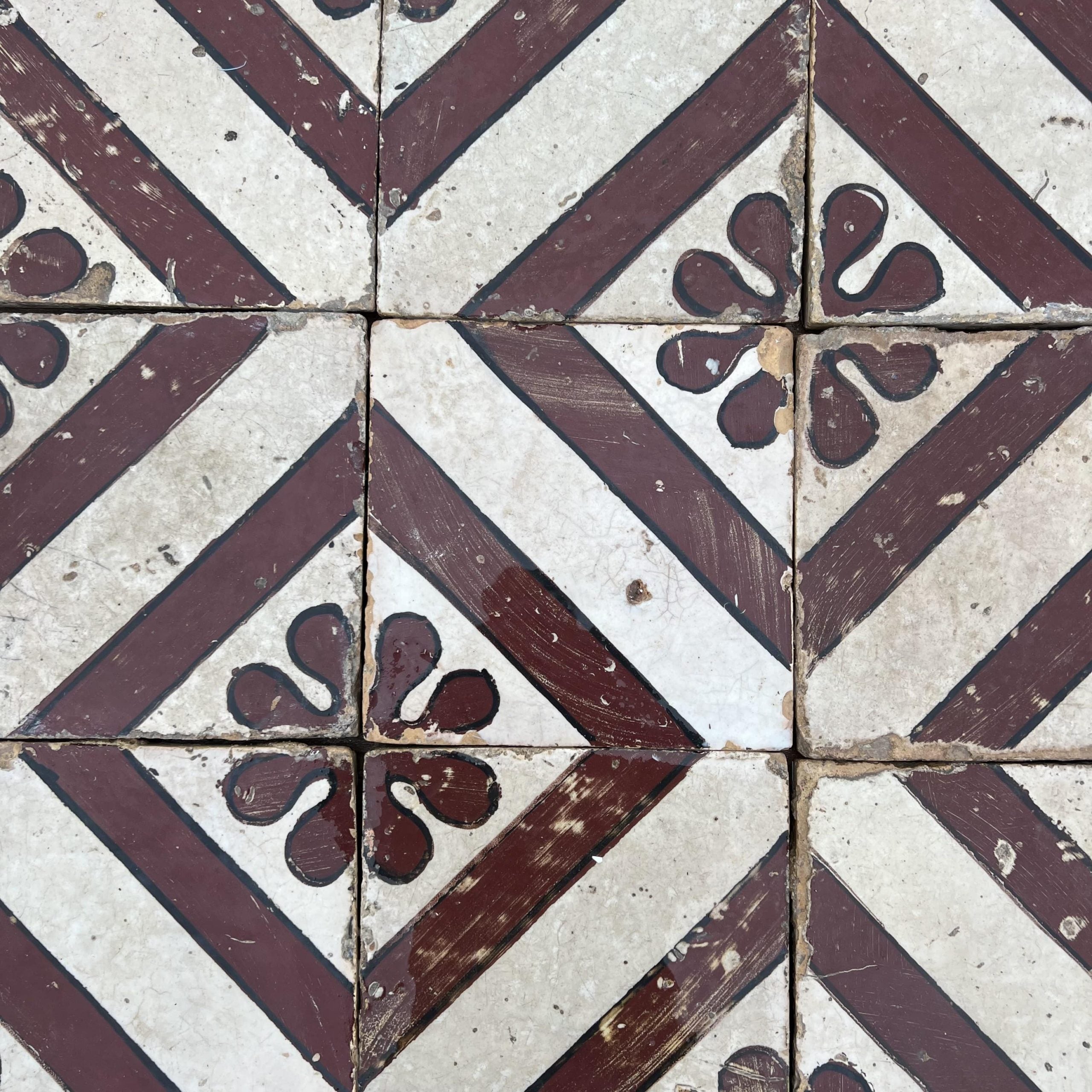 Maioliche bianche e marroni 