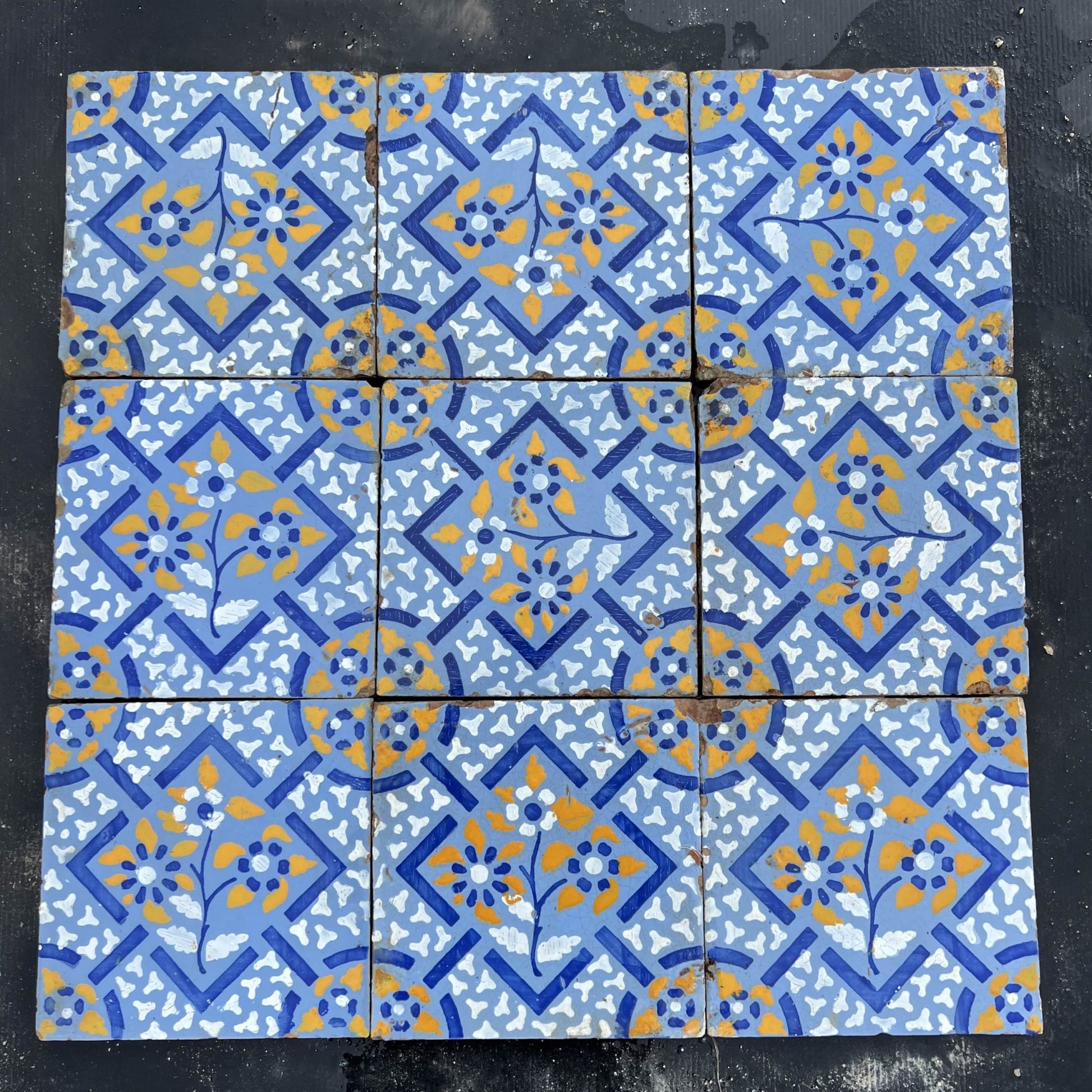 maioliche blu con fiorellino giallo 