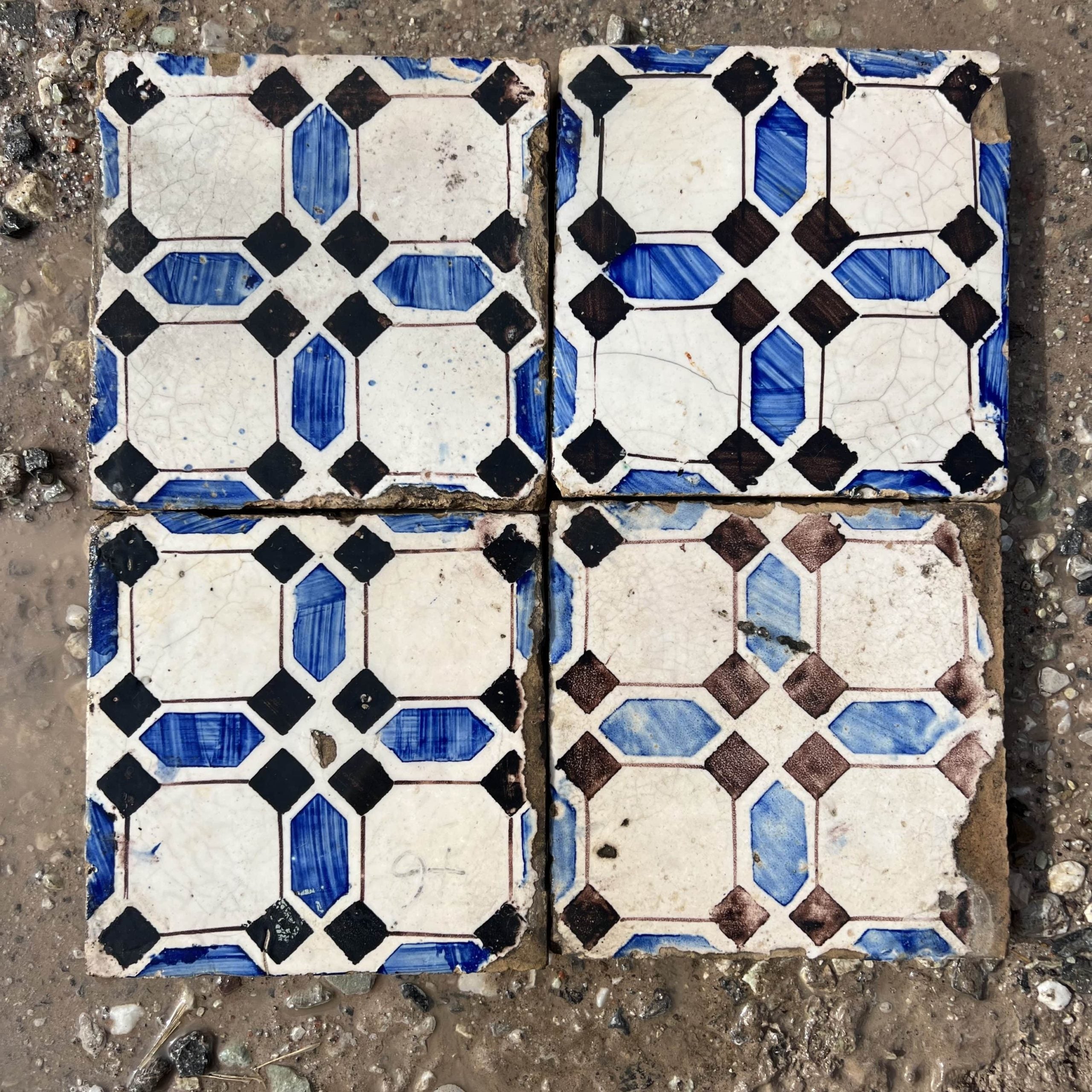 maioliche blu e nere 