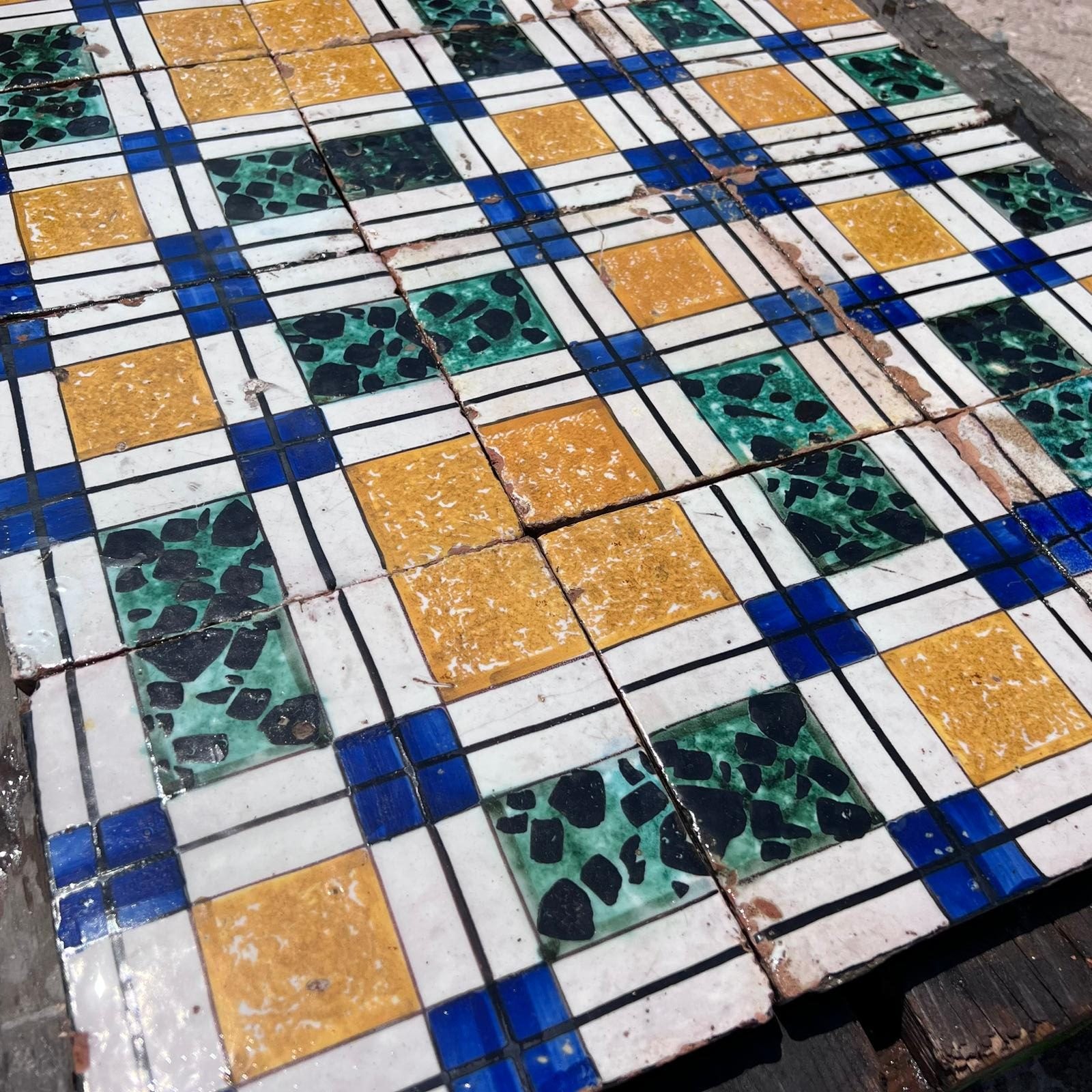 Maioliche colorate gialle e blu 