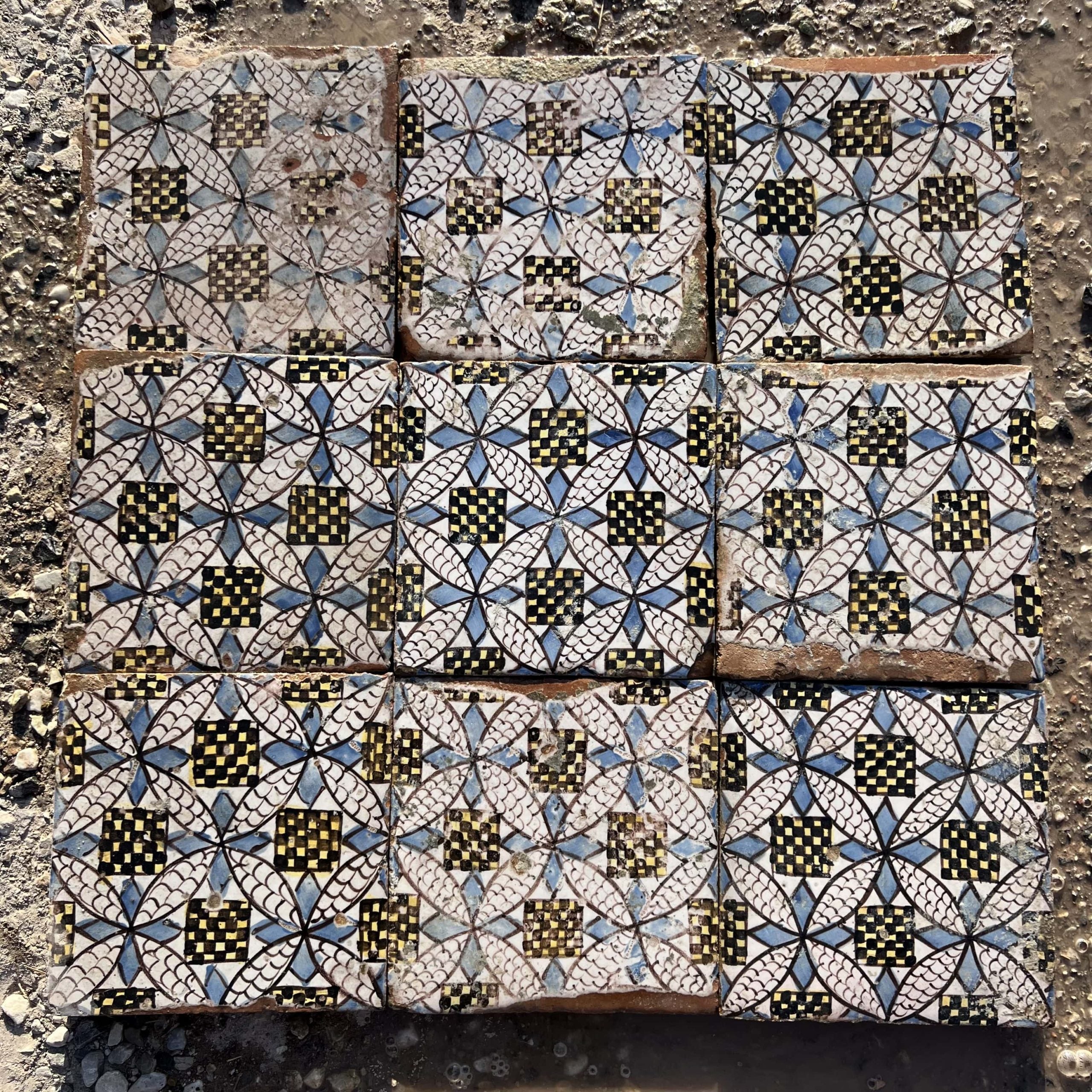 maioliche con decori geometrici 
