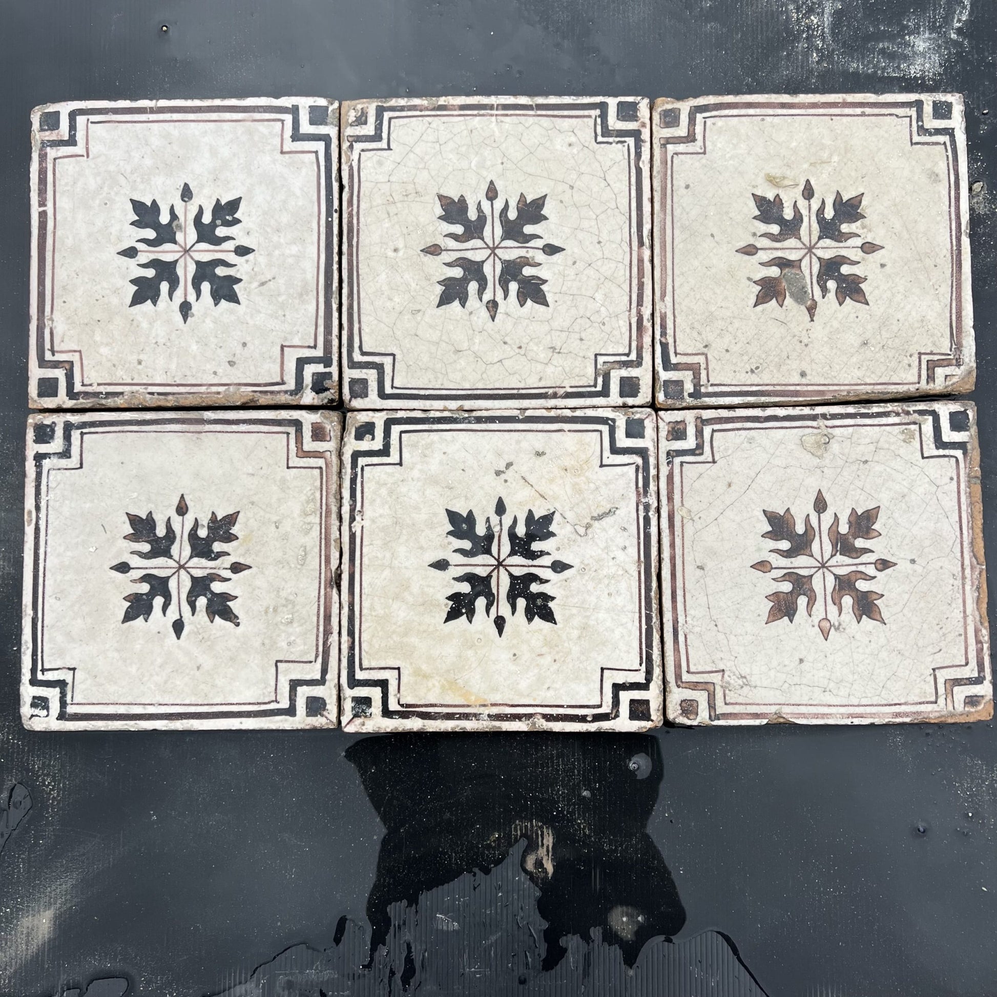 Maioliche con fiore nero bianco 