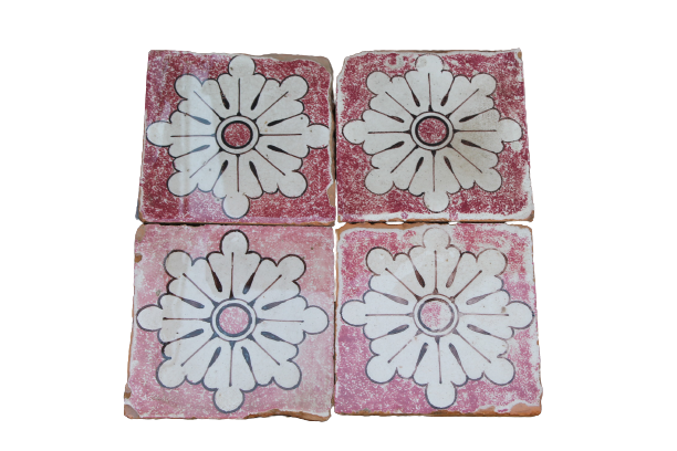Maioliche con fondo rosa 