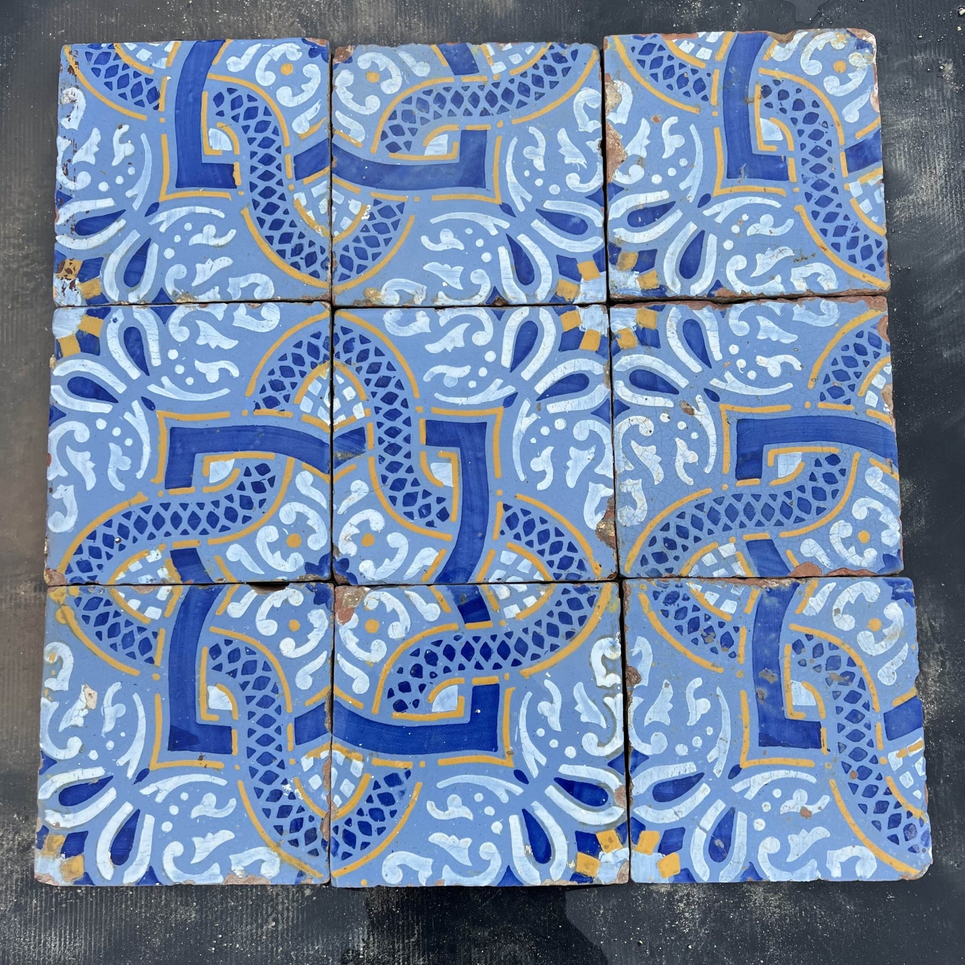 maioliche con intreccio blu