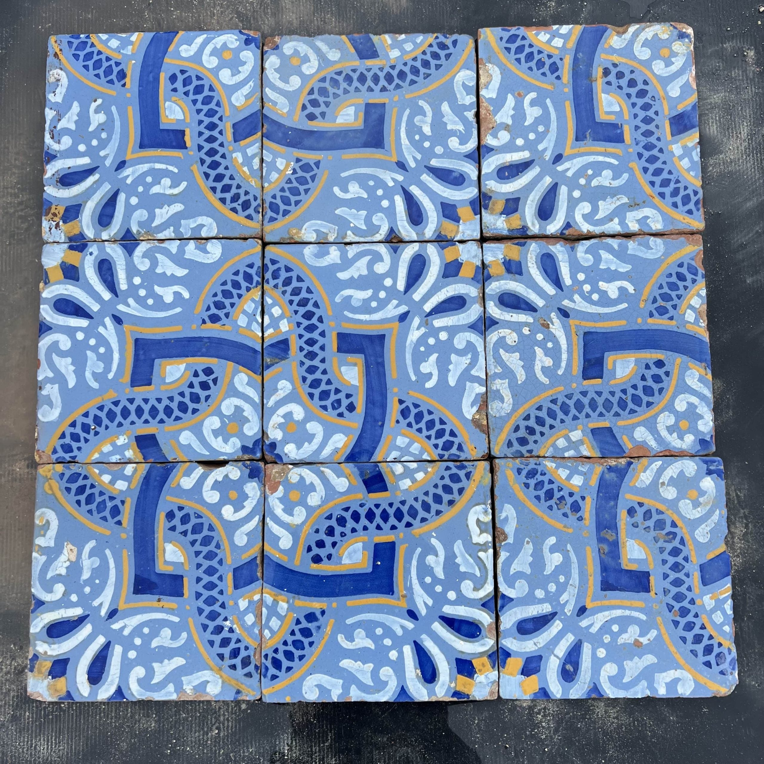 maioliche con intreccio blu