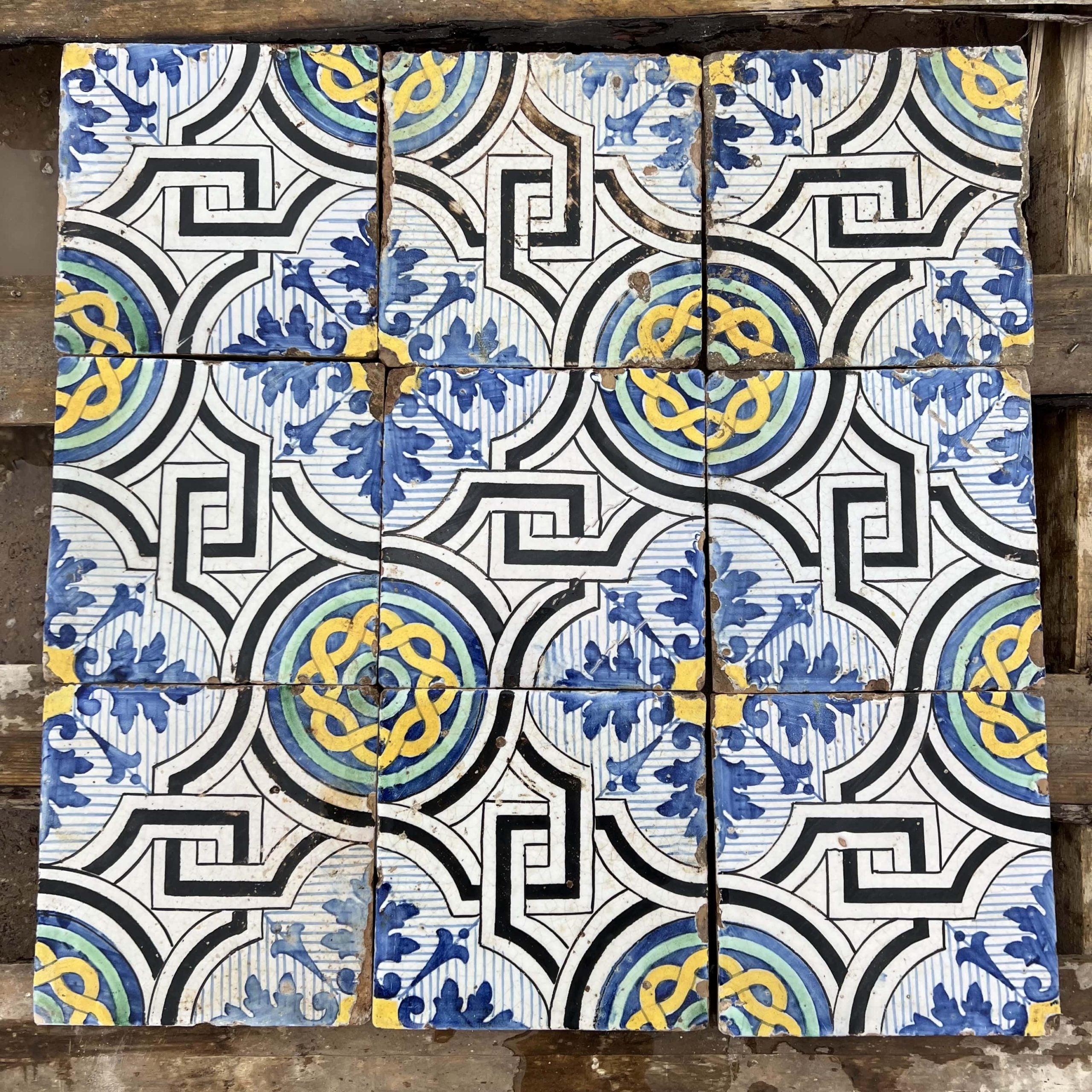 maioliche decorate blu e gialle 