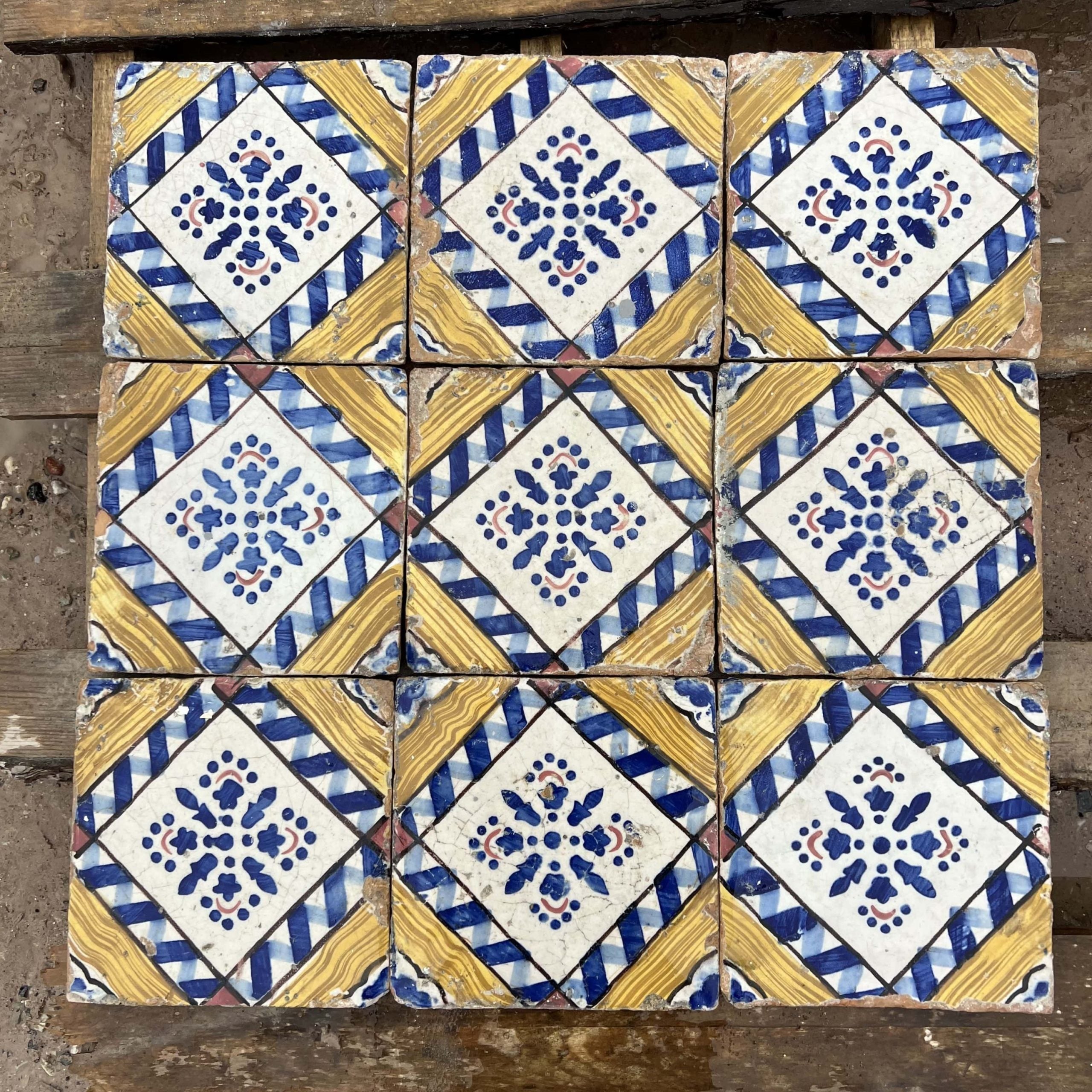 maioliche decorate gialle blu e bianche 