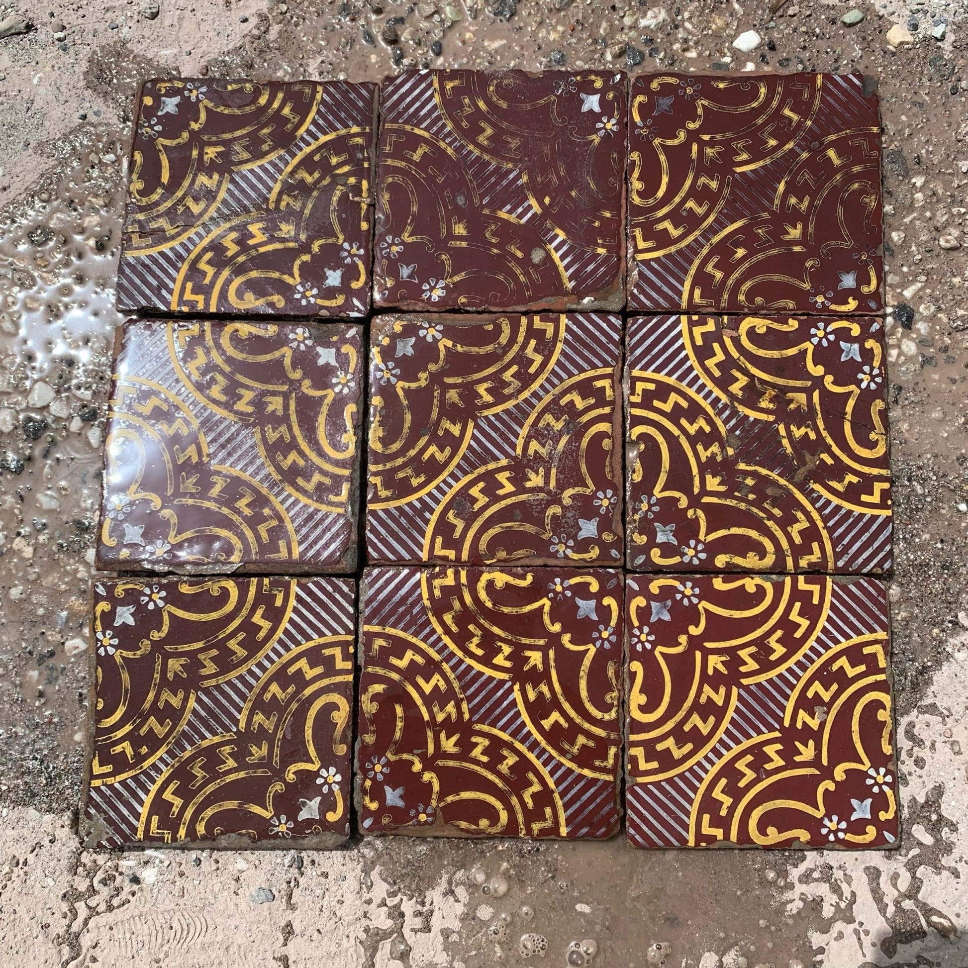 maioliche marroni con decori 
