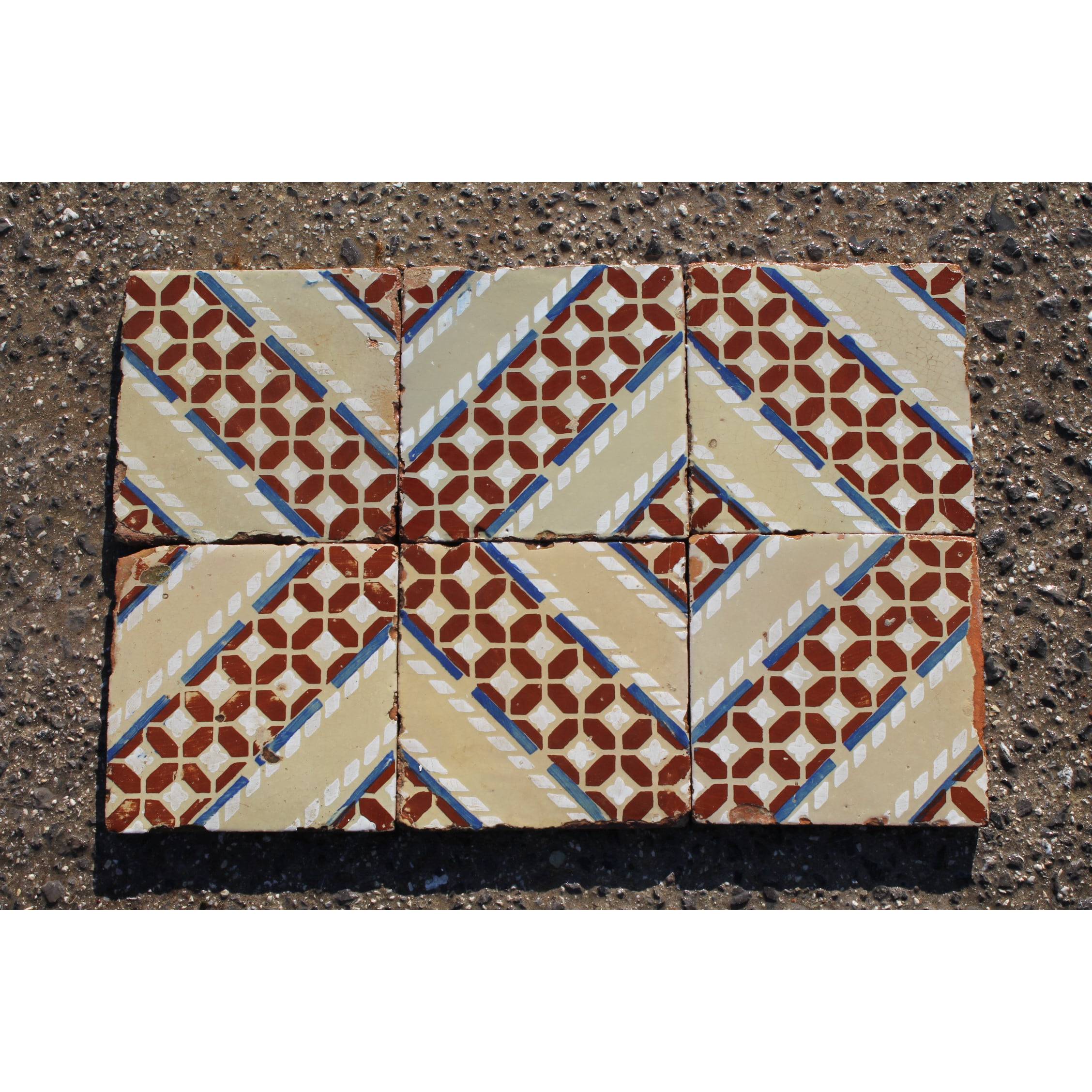 Maioliche marroni con disegno geometrico 