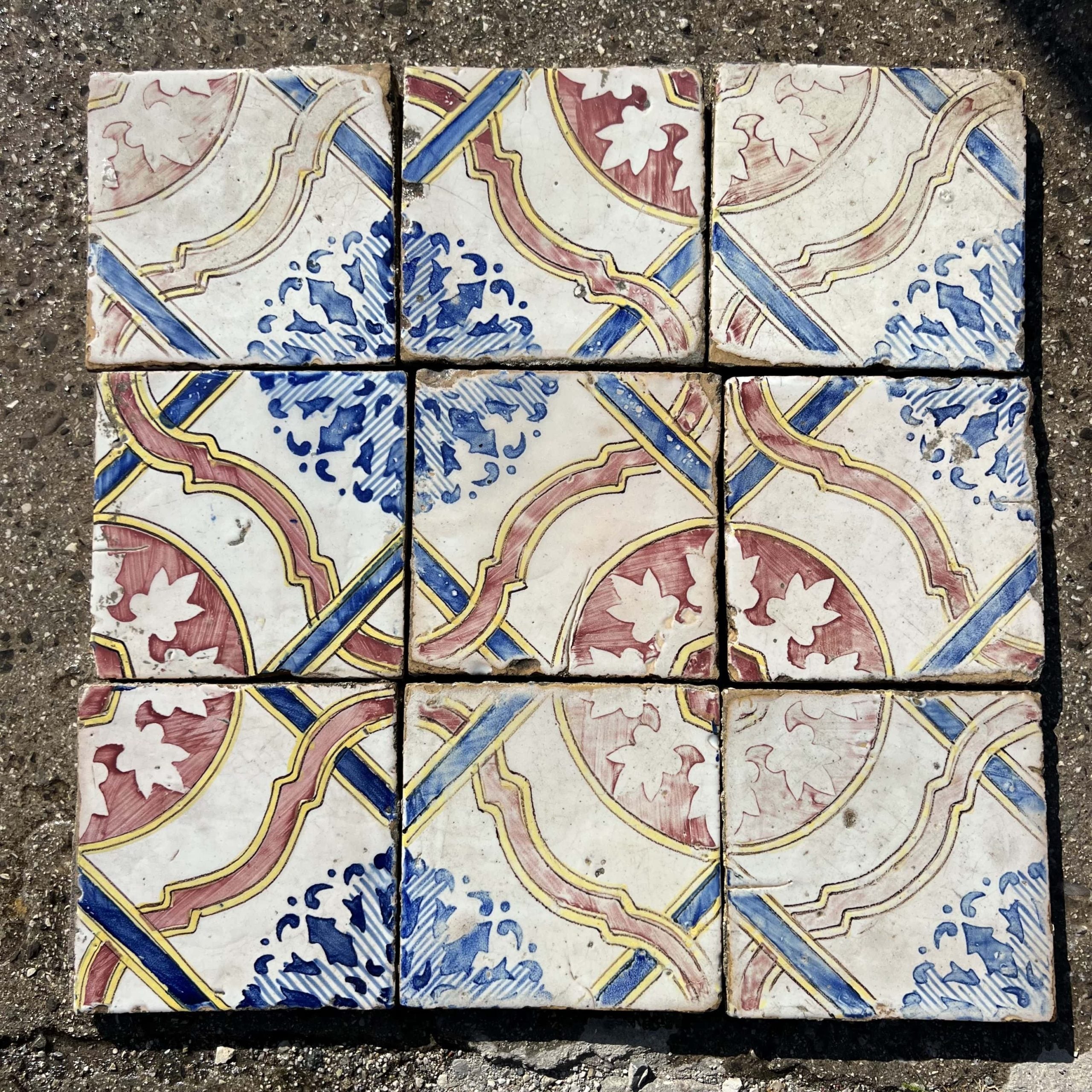 maioliche rosa blu e gialle 