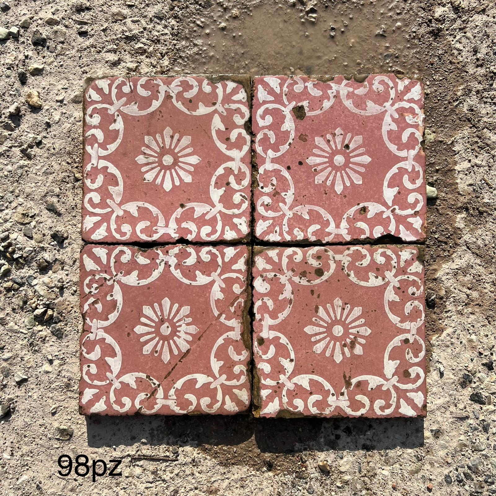 maioliche rosa con decori bianchi 