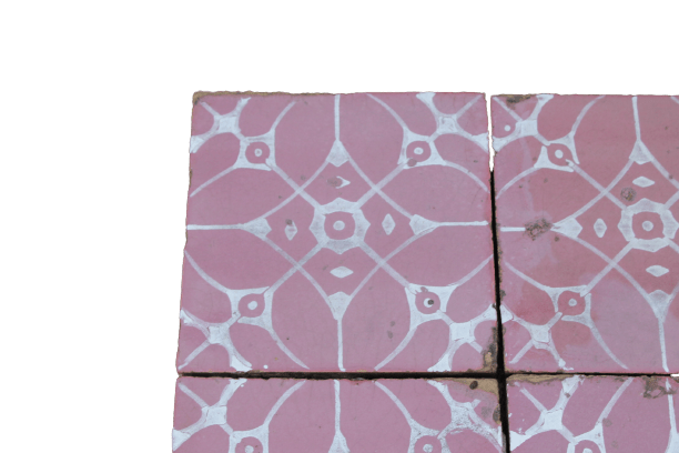 Maioliche rosa e bianche vecchie 