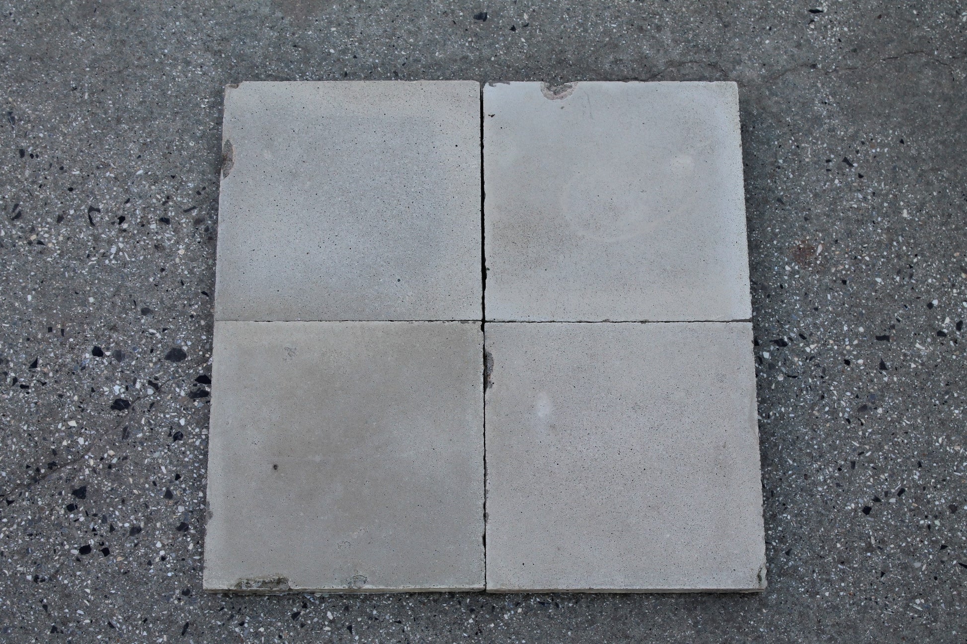 Mattonelle quadrata grigie 