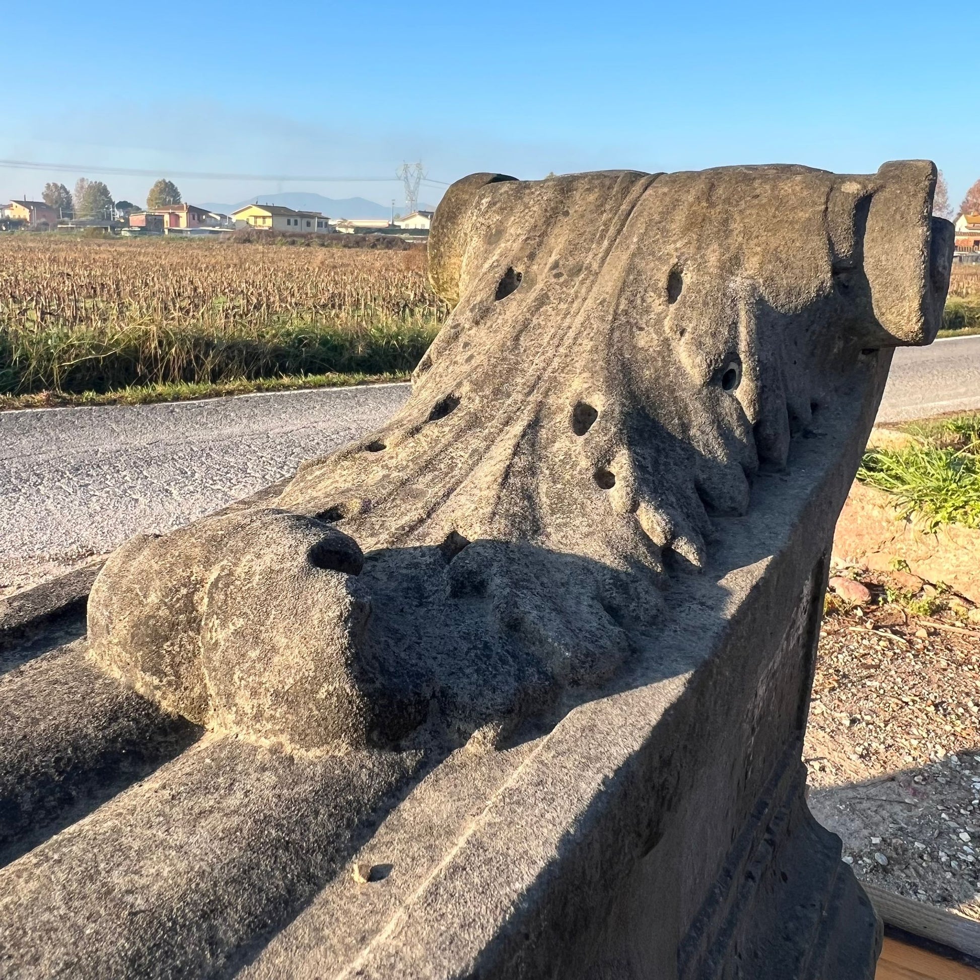 Mensola in marmo da camino antica dettaglio movimenti 