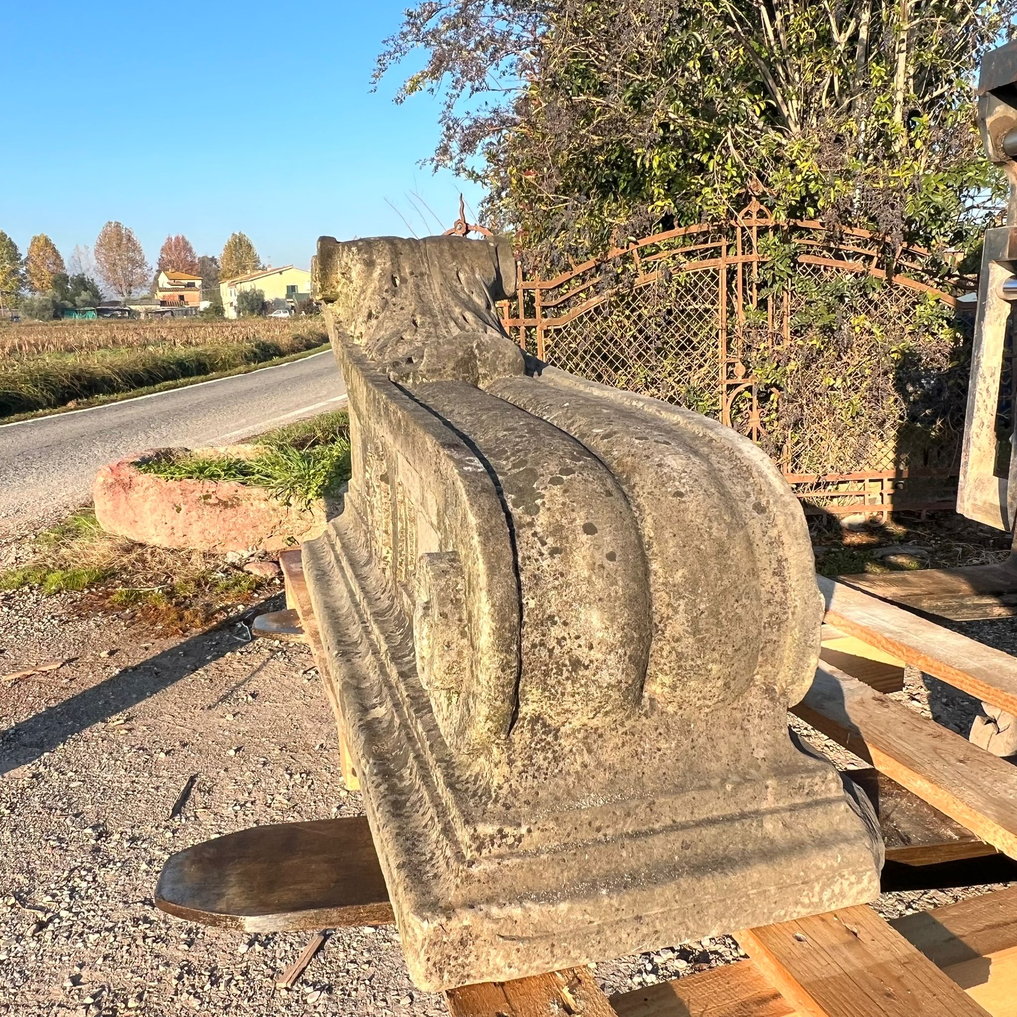 Mensola in marmo da camino antica dettaglio 