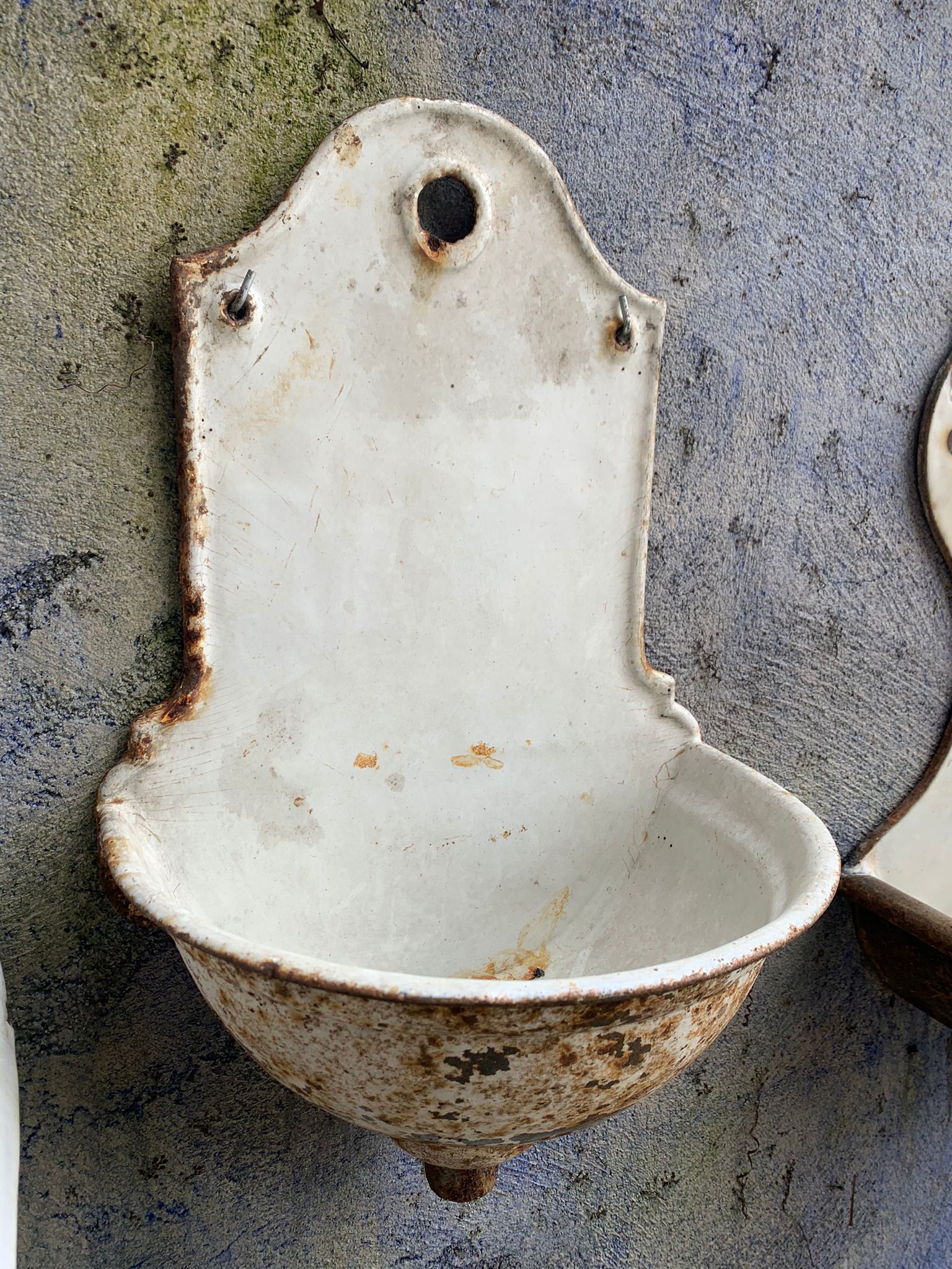 Enamelled cast iron wall fountain