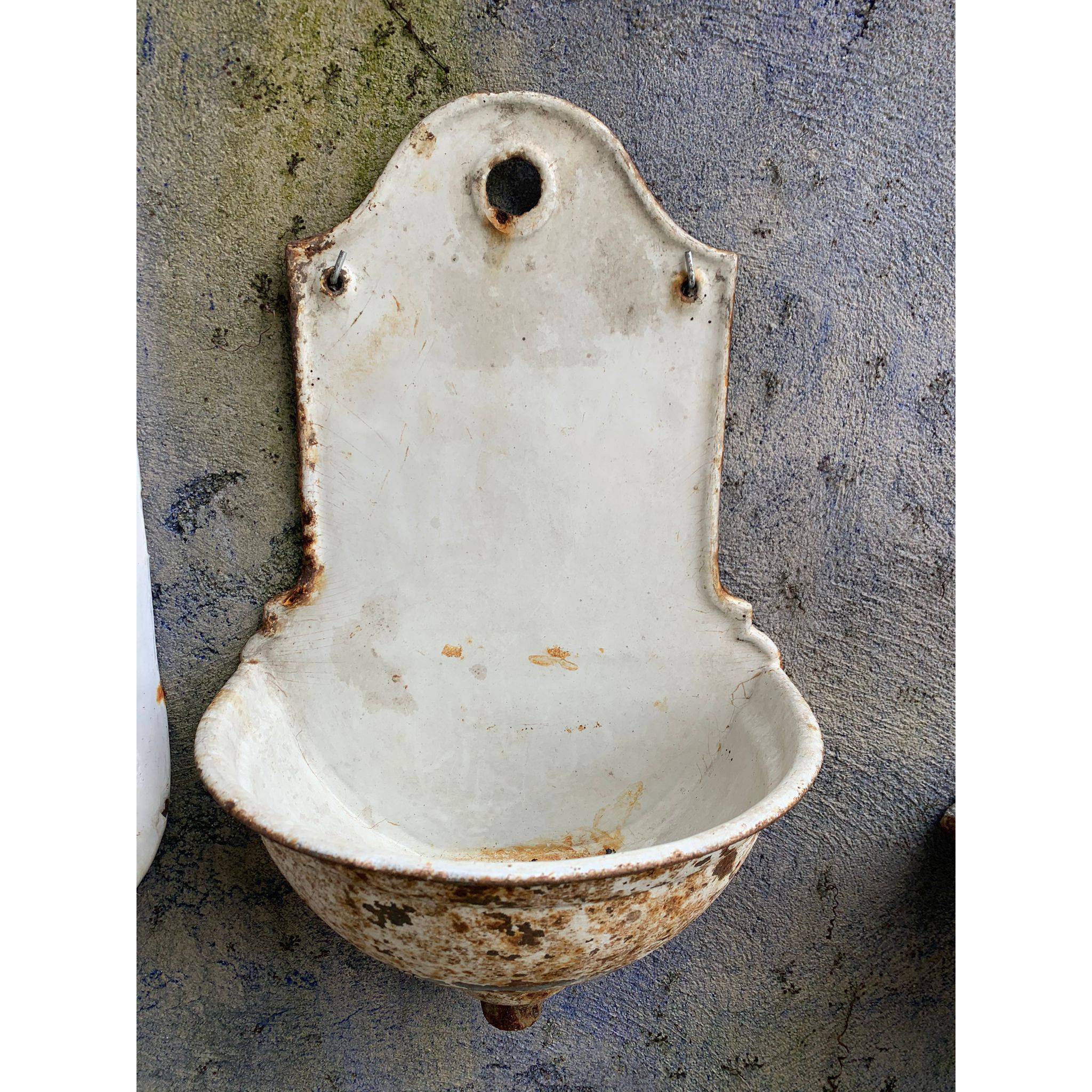 Enamelled cast iron wall fountain