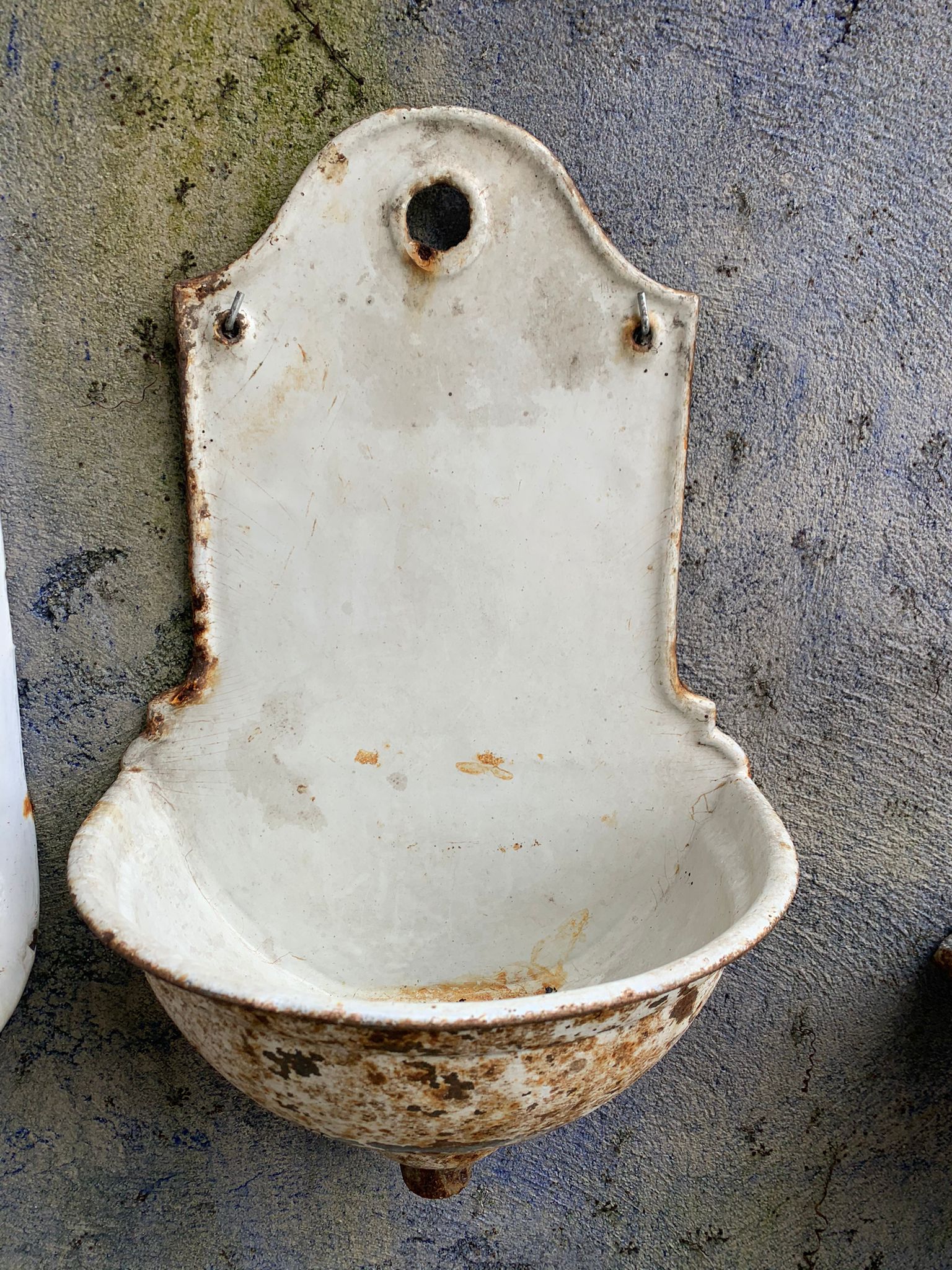 Fontana a muro in ghisa smaltata