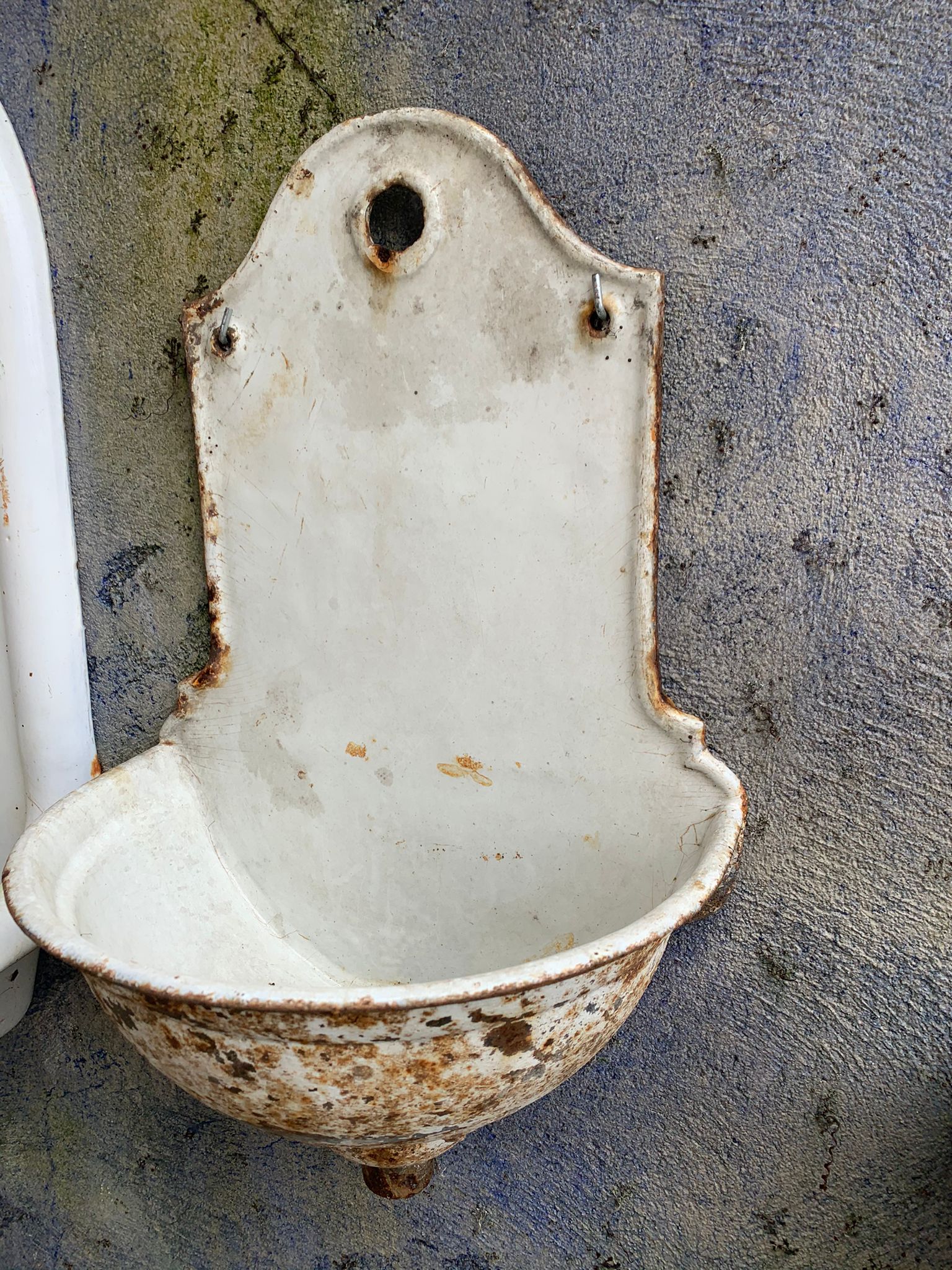 Enamelled cast iron wall fountain