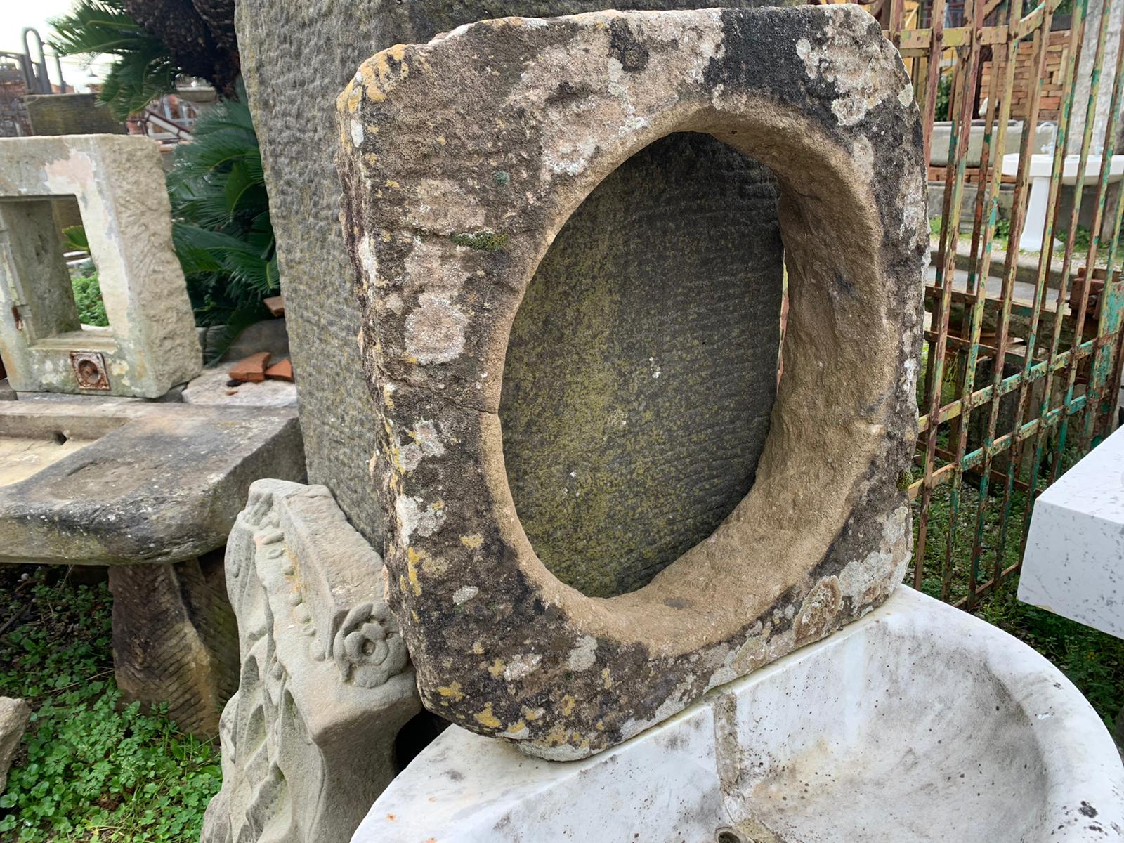 Finestrina "oblò" in pietra di Guamo