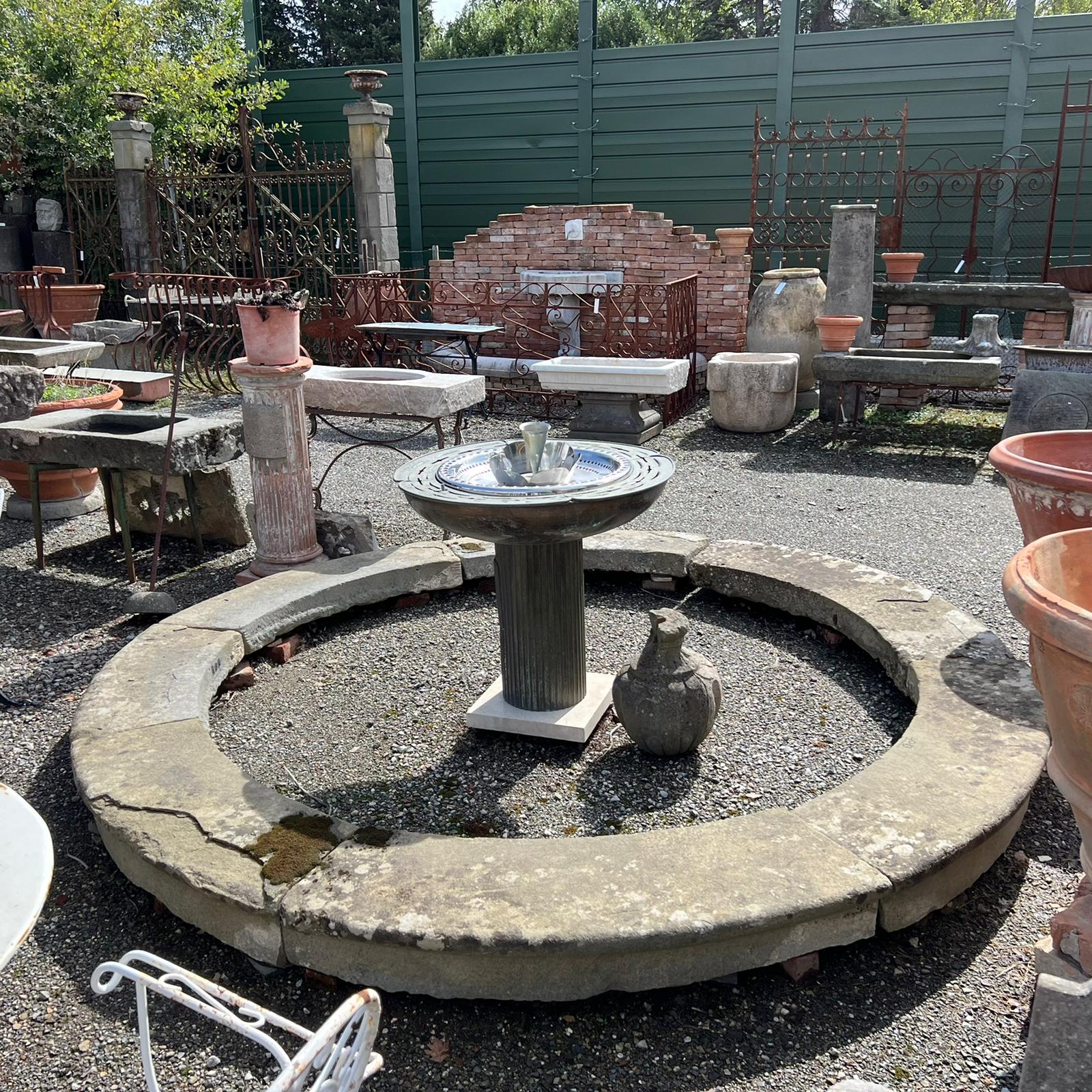 Bordo di fontana in pietra