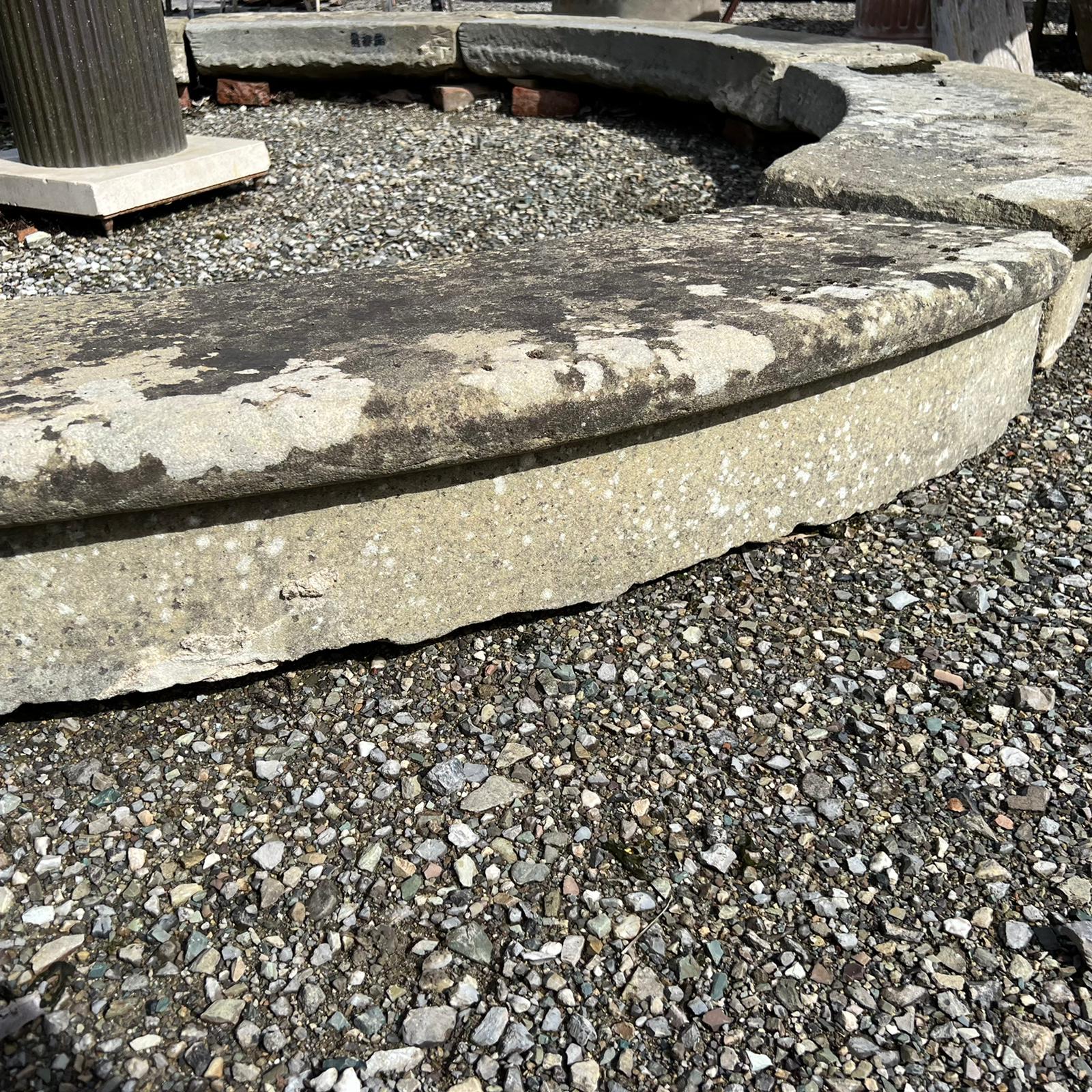 Bordo di fontana in pietra