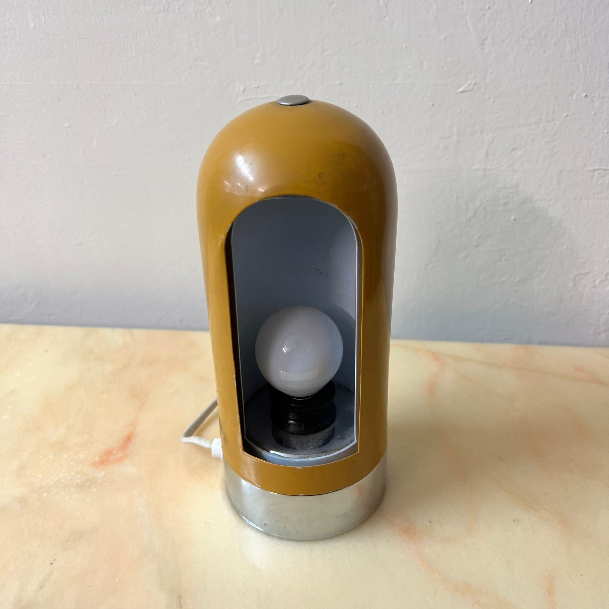 Lampada da tavolo color ocra