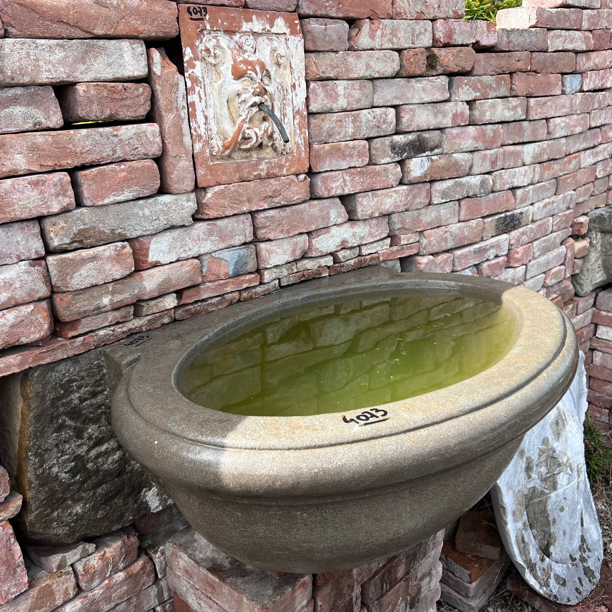 Wall-mounted stone tub