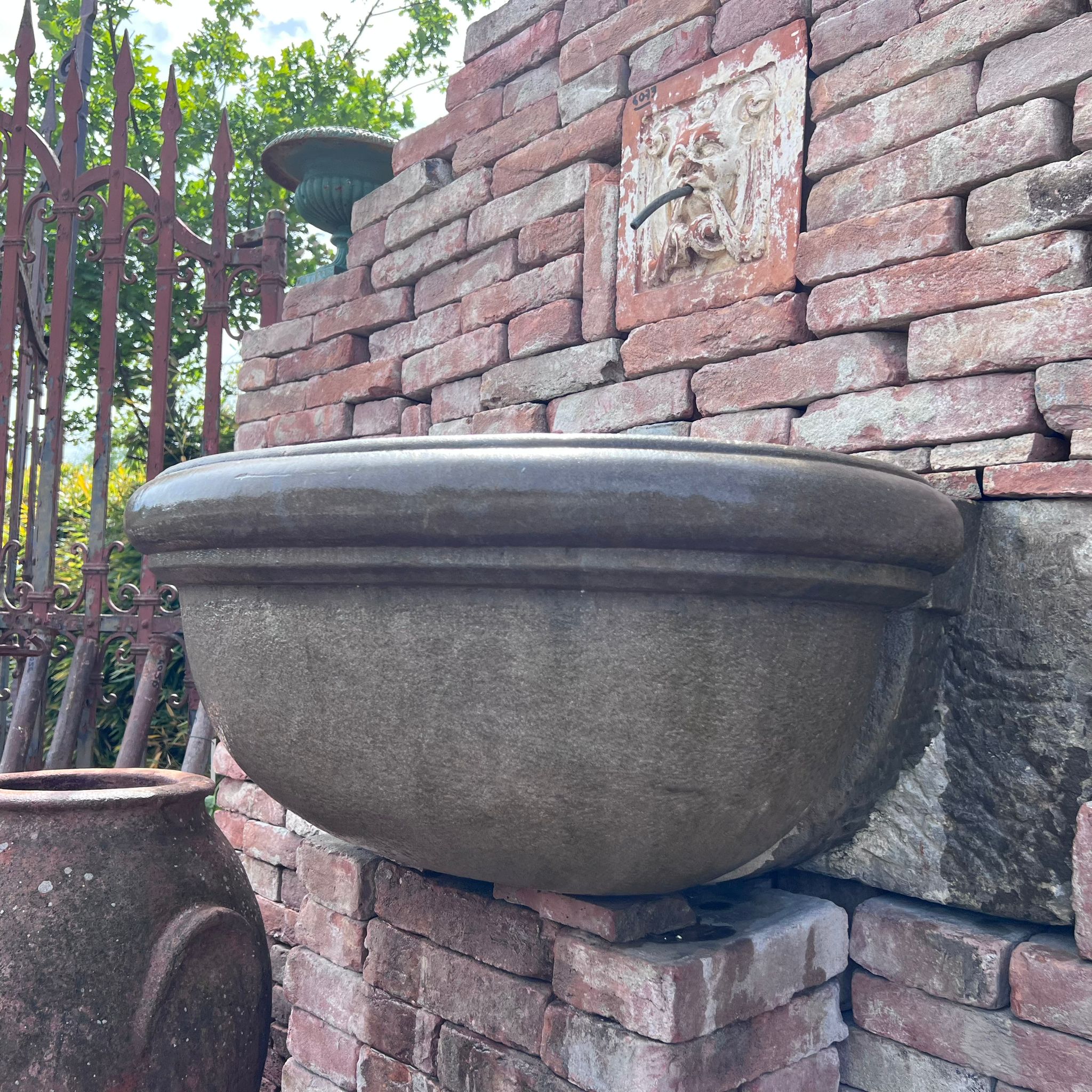 Wall-mounted stone tub