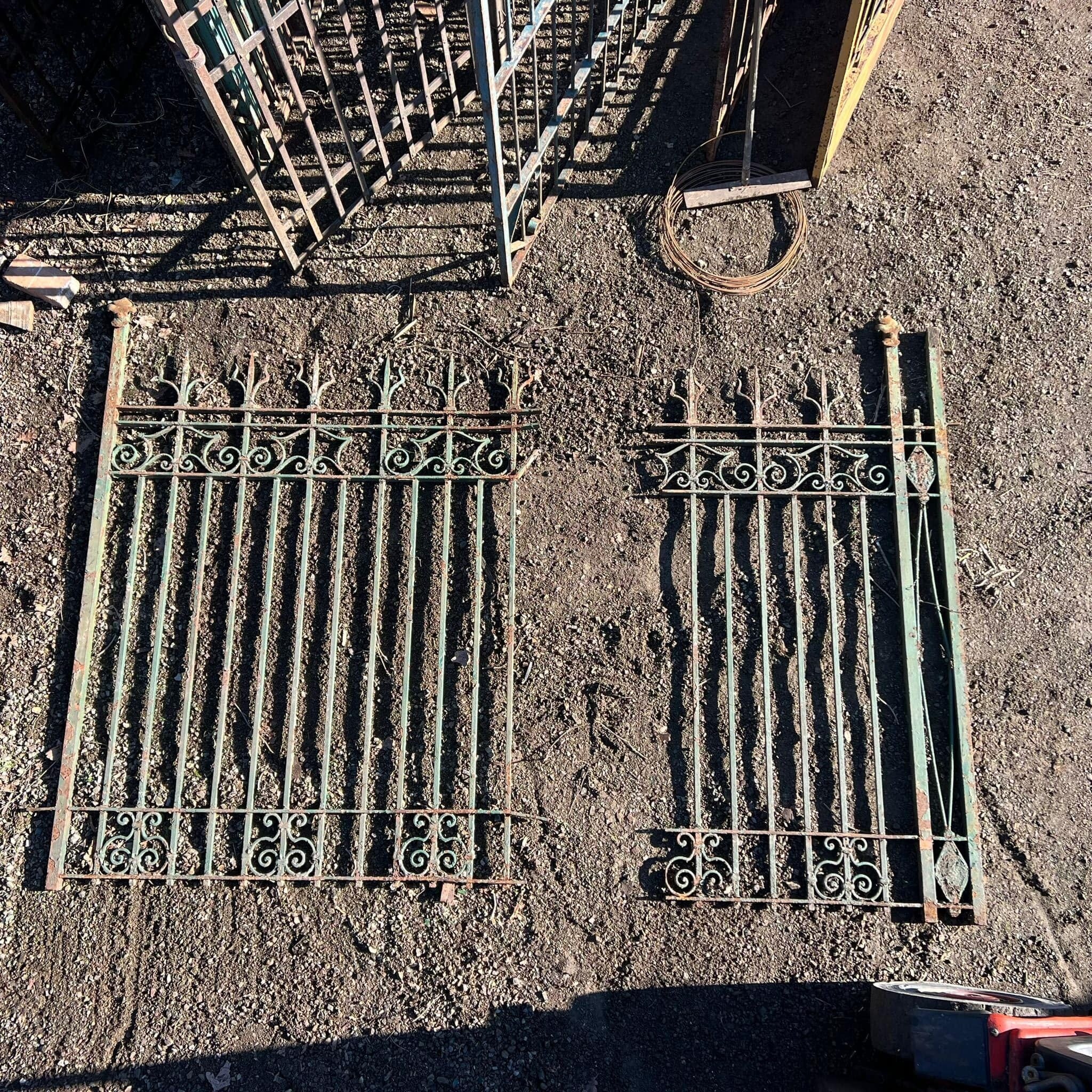 Cancello in ferro con pedonale e ringhiera