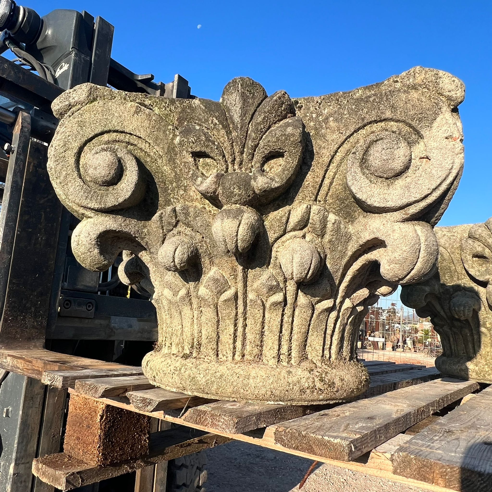 Coppia di capitelli recuperati