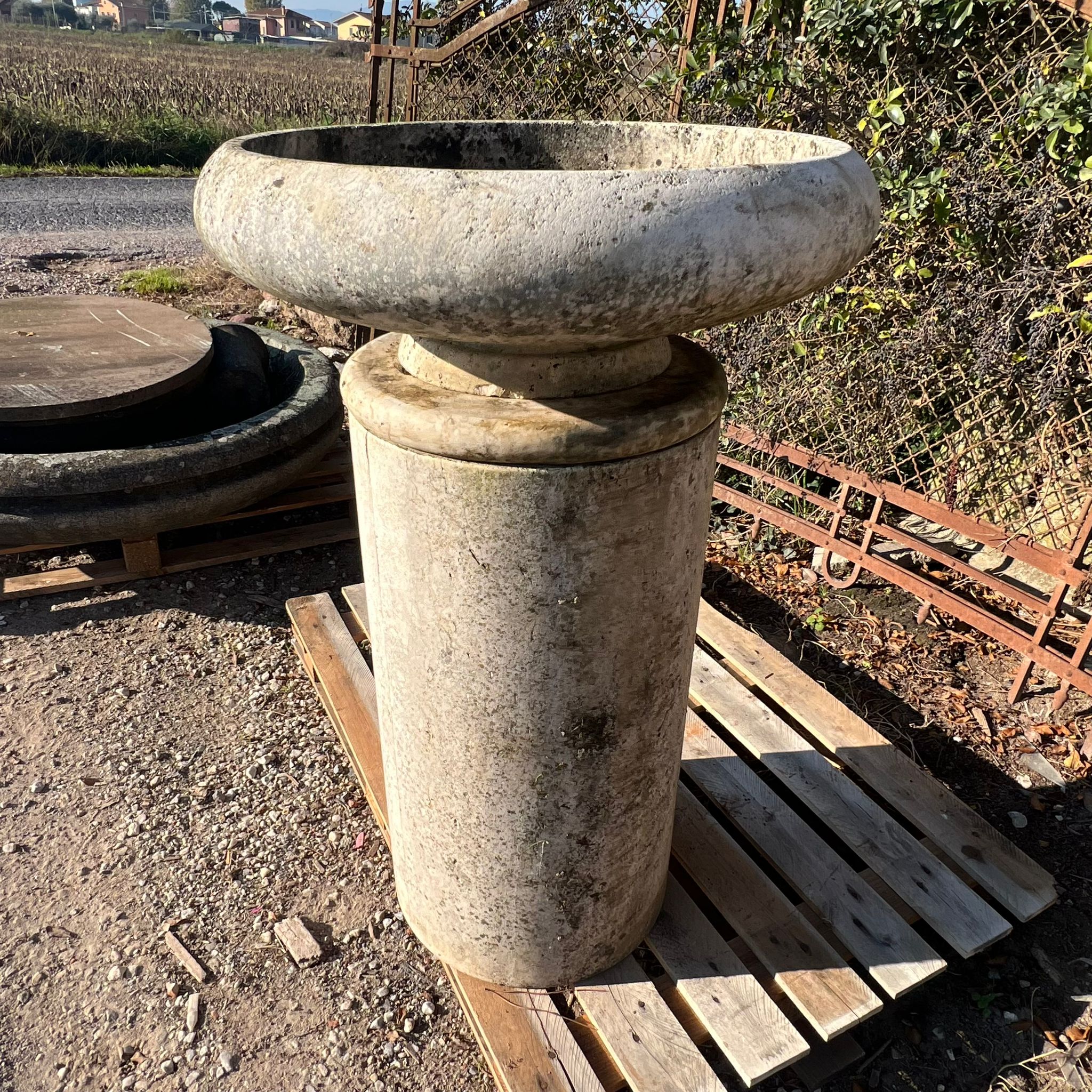 Fontana in marmo a colonna