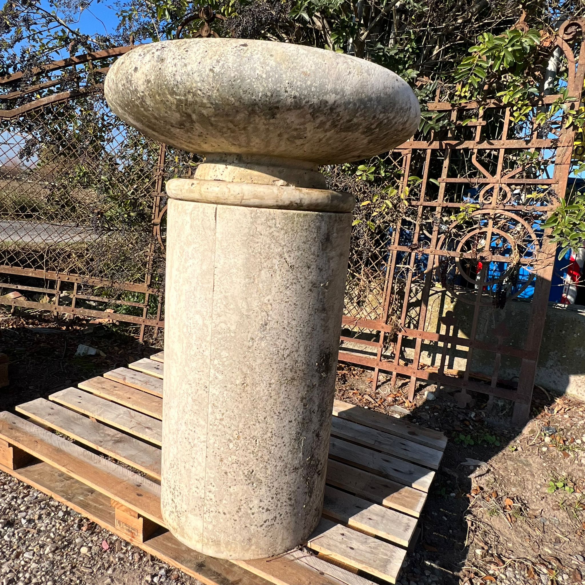 Fontana in marmo a colonna