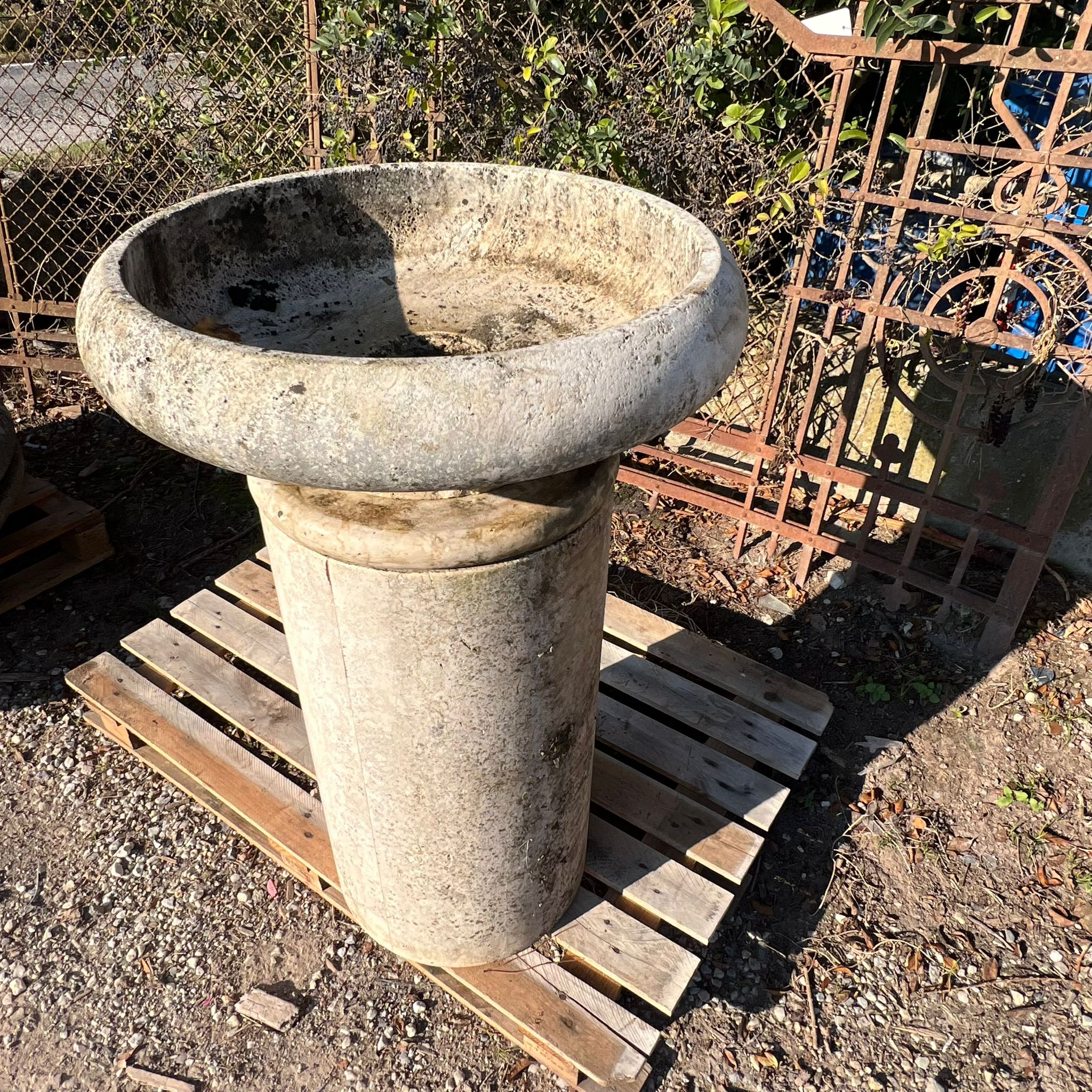 Fontana in marmo a colonna