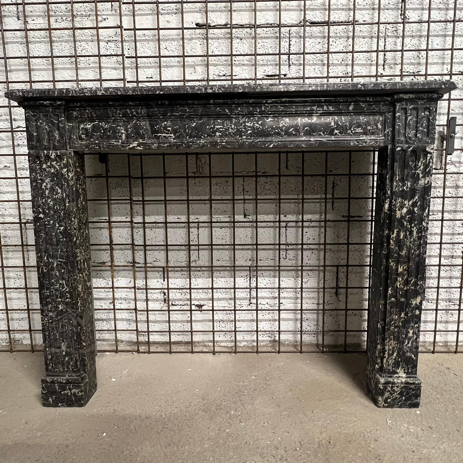 Camino in marmo nero