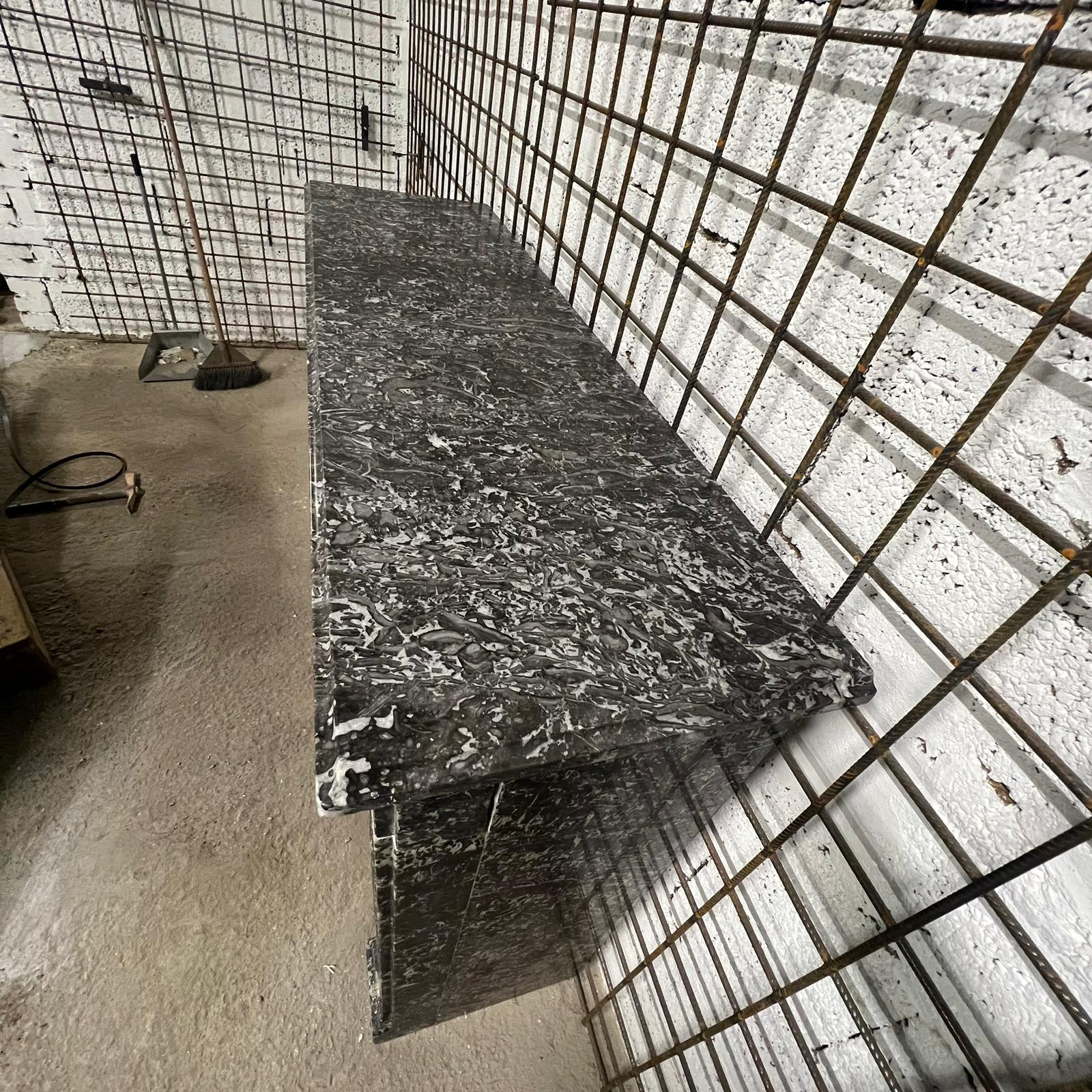 Camino in marmo nero