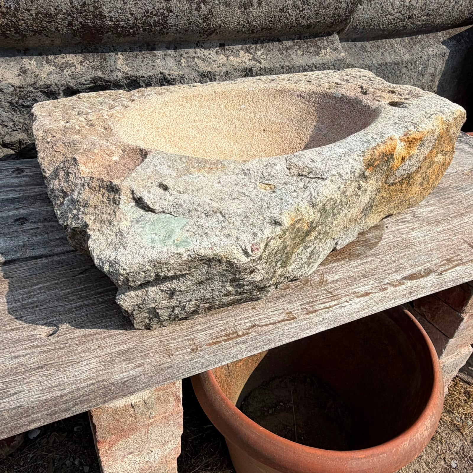 Lavandino in pietra di guamo - LAV 152