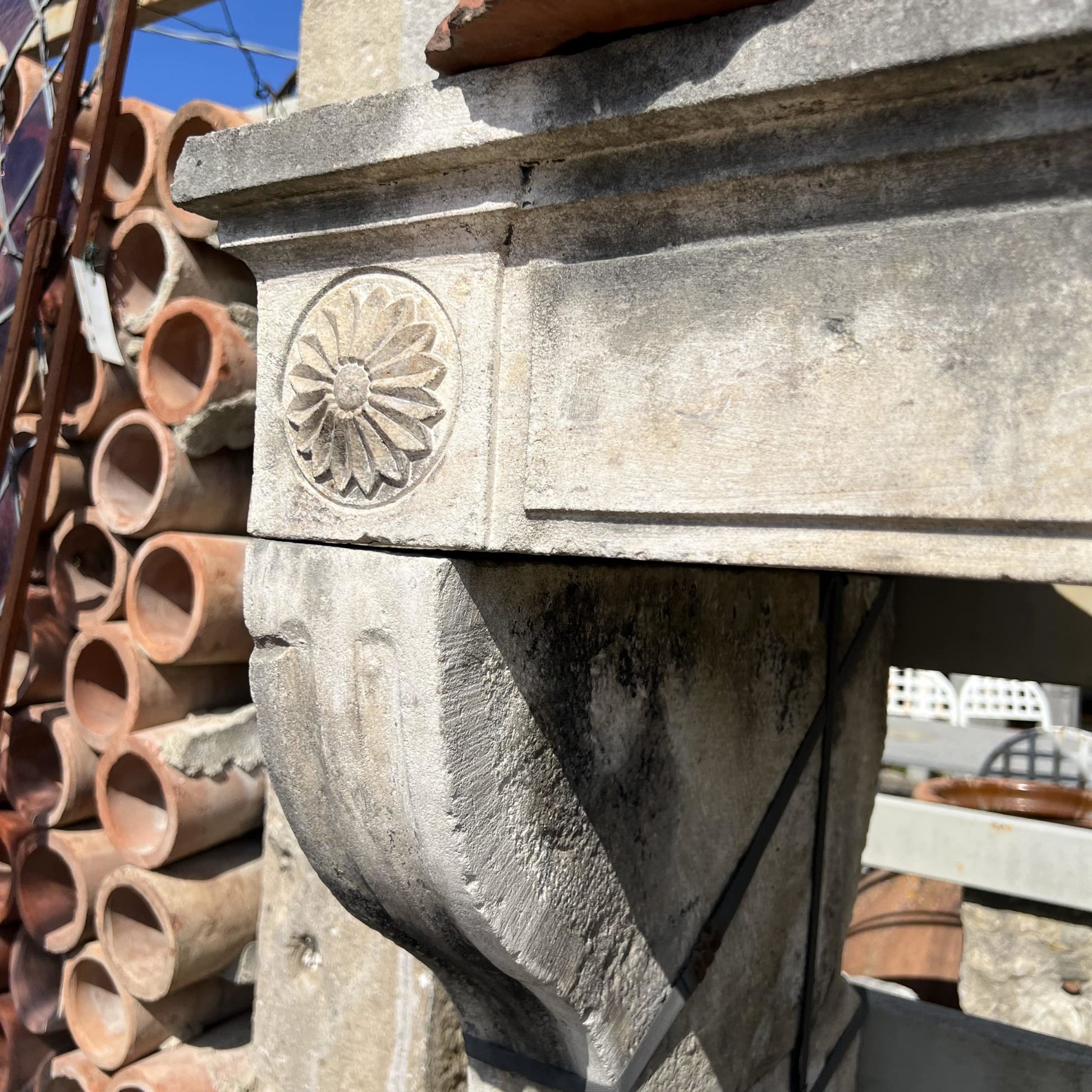 Particolare camino in pietra chiara 