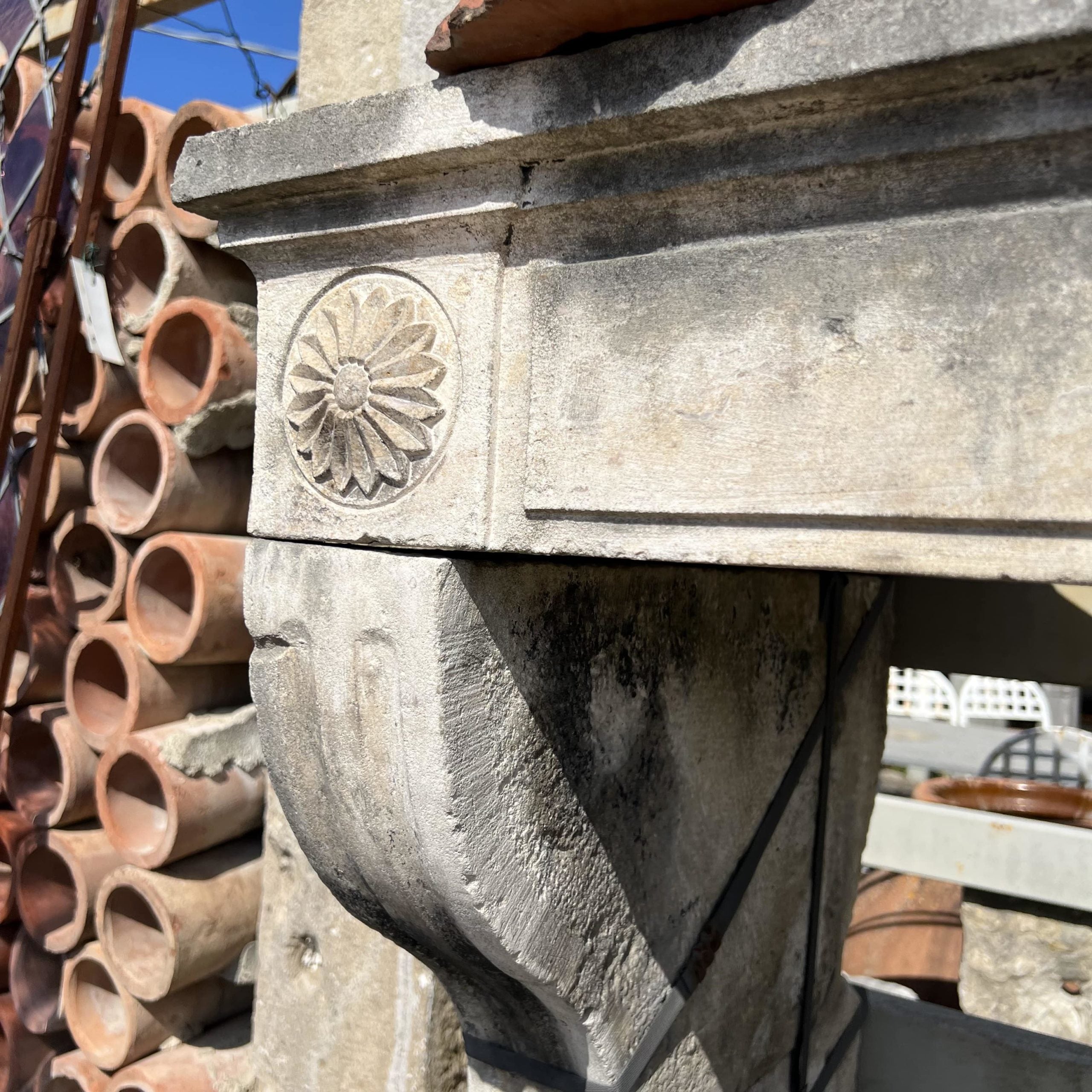 Particolare camino in pietra chiara 