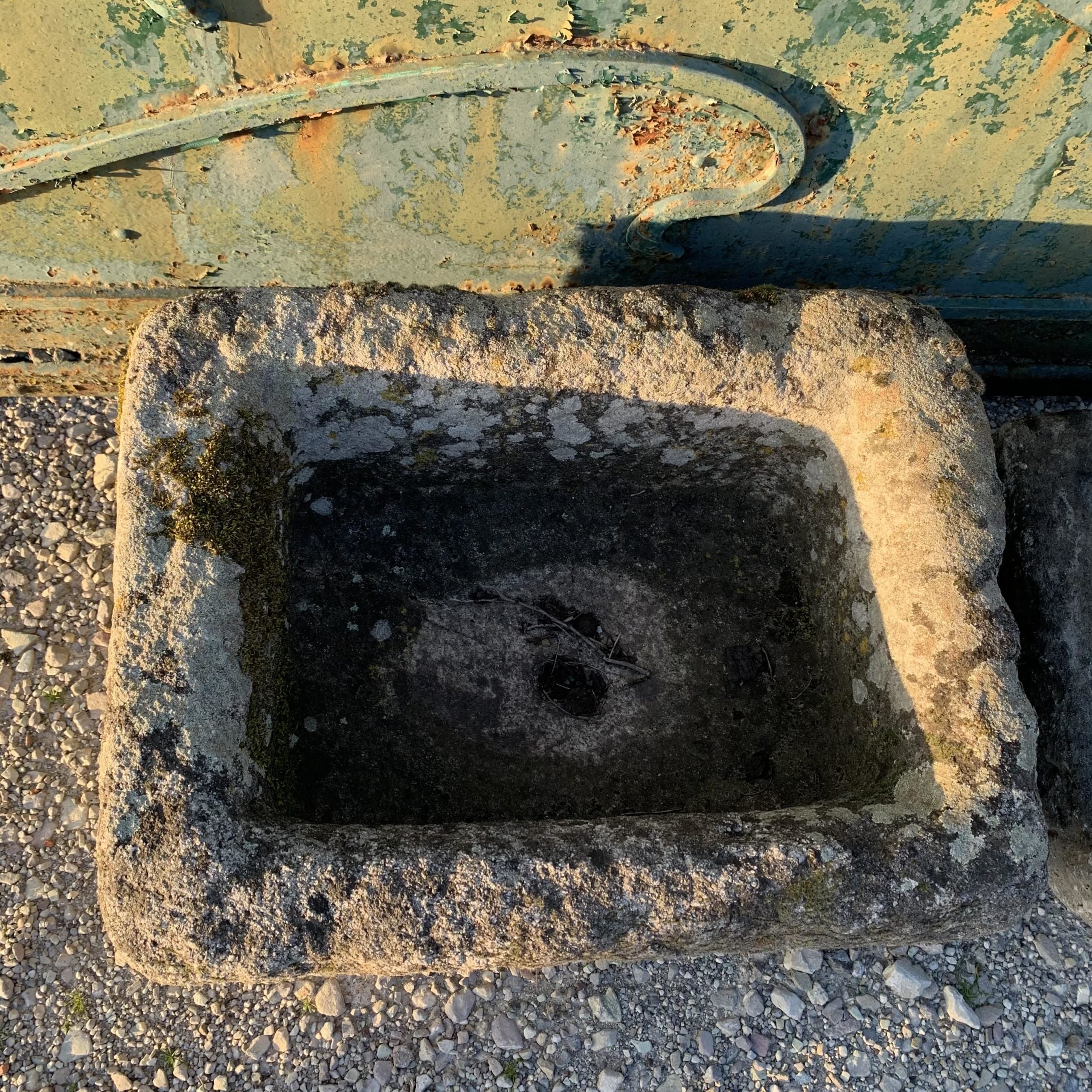 Particolare vaschetta di pietra 