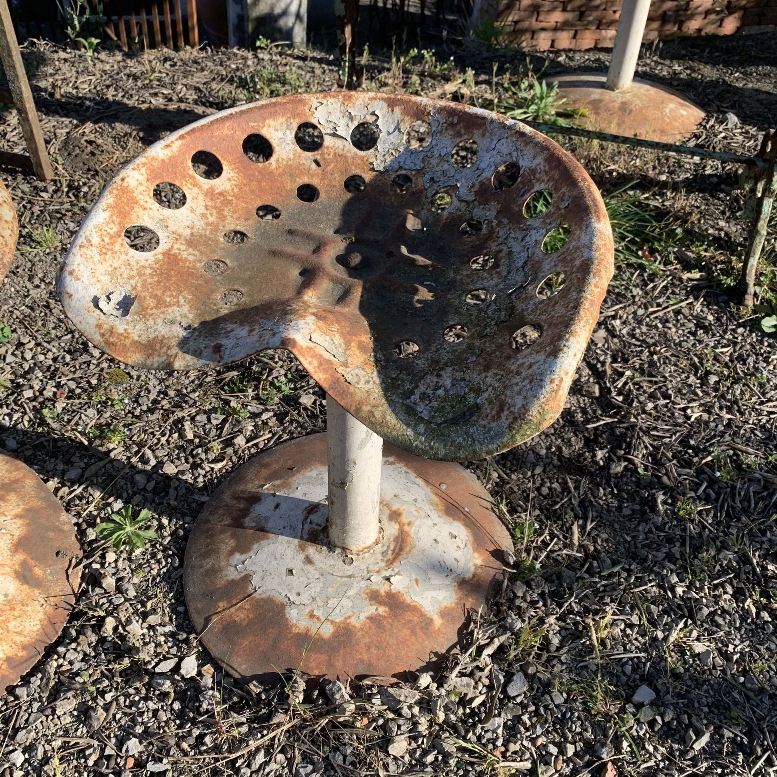 Particolari sgabelli di ferro 