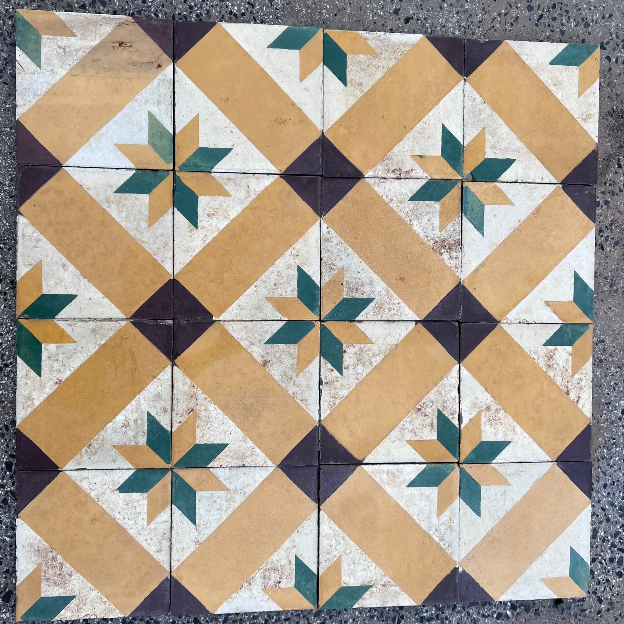 Pastina con decoro giallo e verde 