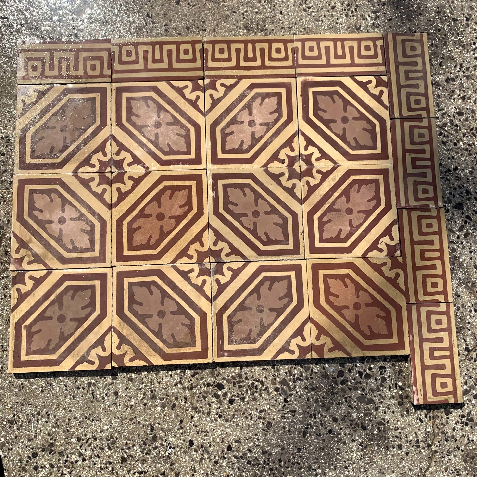 Pavimento antico di cementina marrone