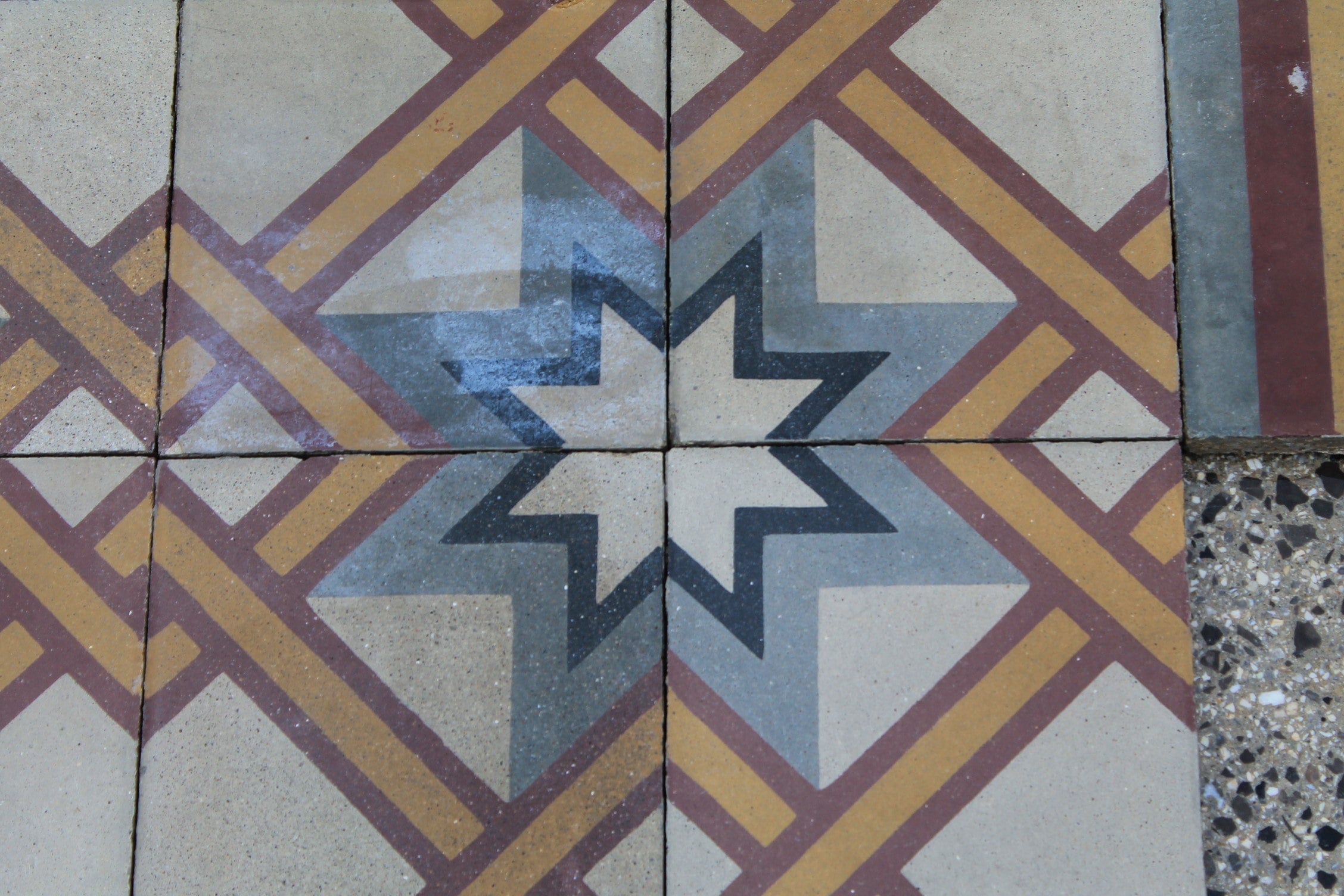 Pavimento in pastina con disegno geometrico giallo e nero 